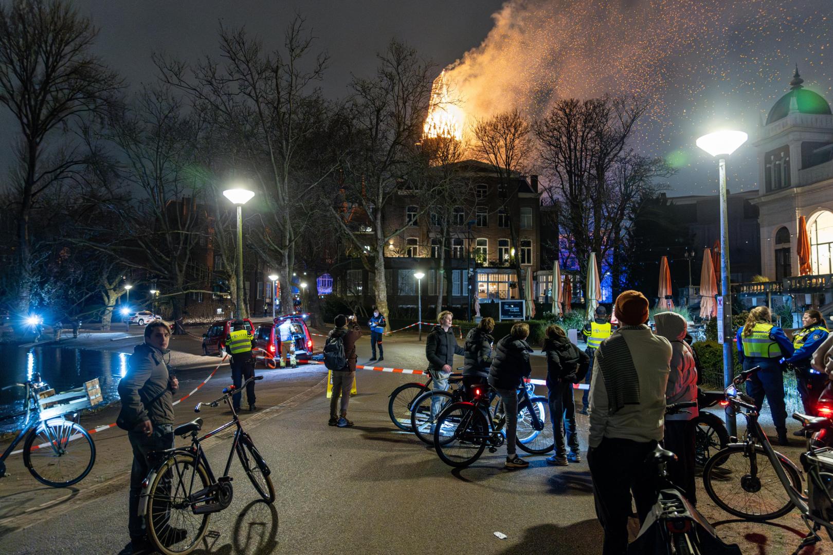Varias personas contemplan el incendio de la histórica iglesia de Vondelkerk en Amsterdam