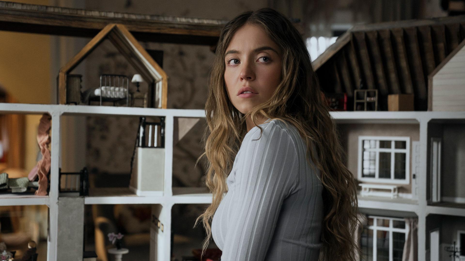 La actriz Sydney Sweeney lidera la primera cartelera del año con 'La asistenta', basada en la novela homónima de Freida McFadden