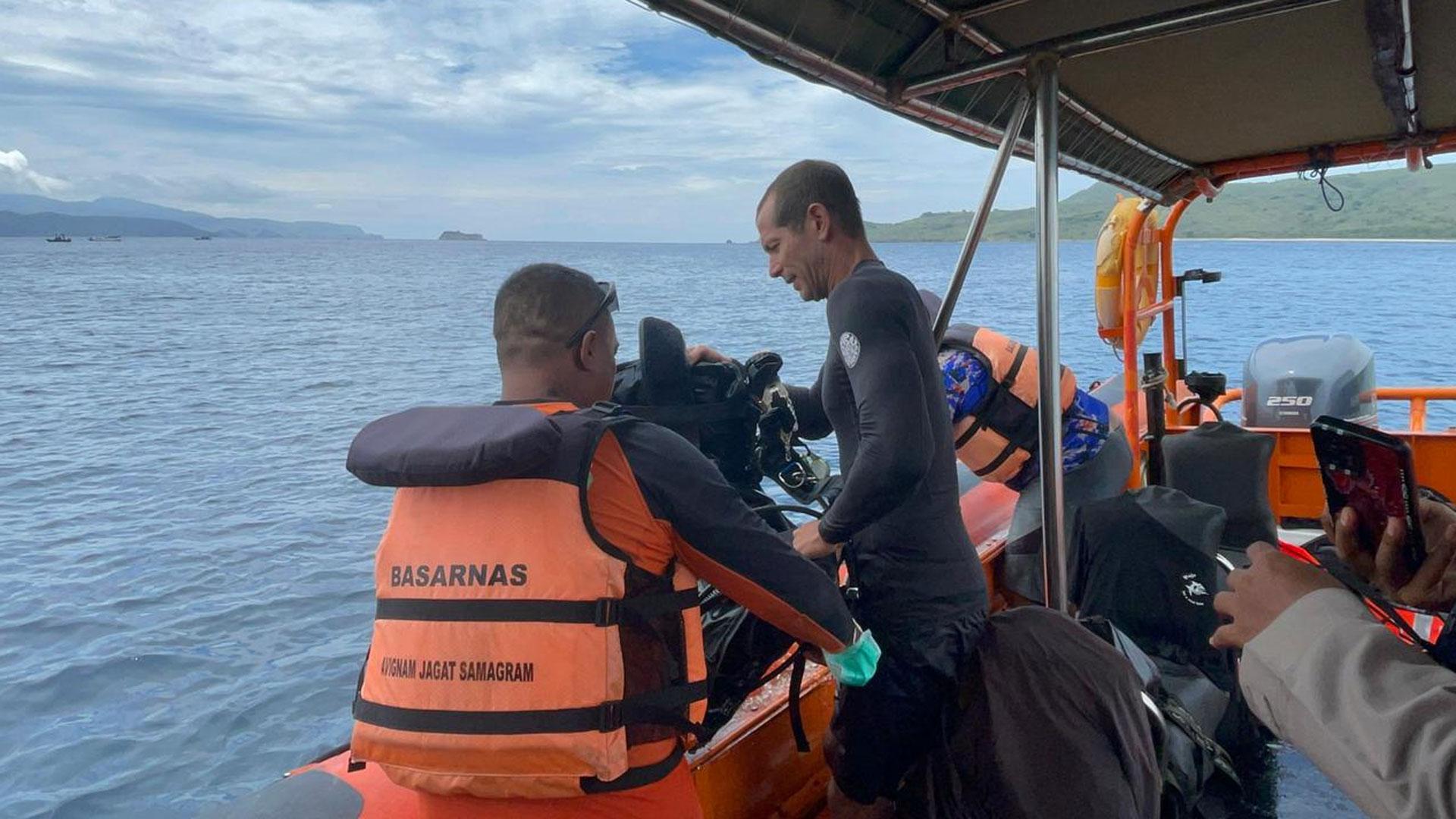 Miembros del Equipo de Búsqueda y Rescate de Indonesia (SAR), que van a seguir tres días más buscando al español desaparecido y a dos de sus hijos desaparecidos