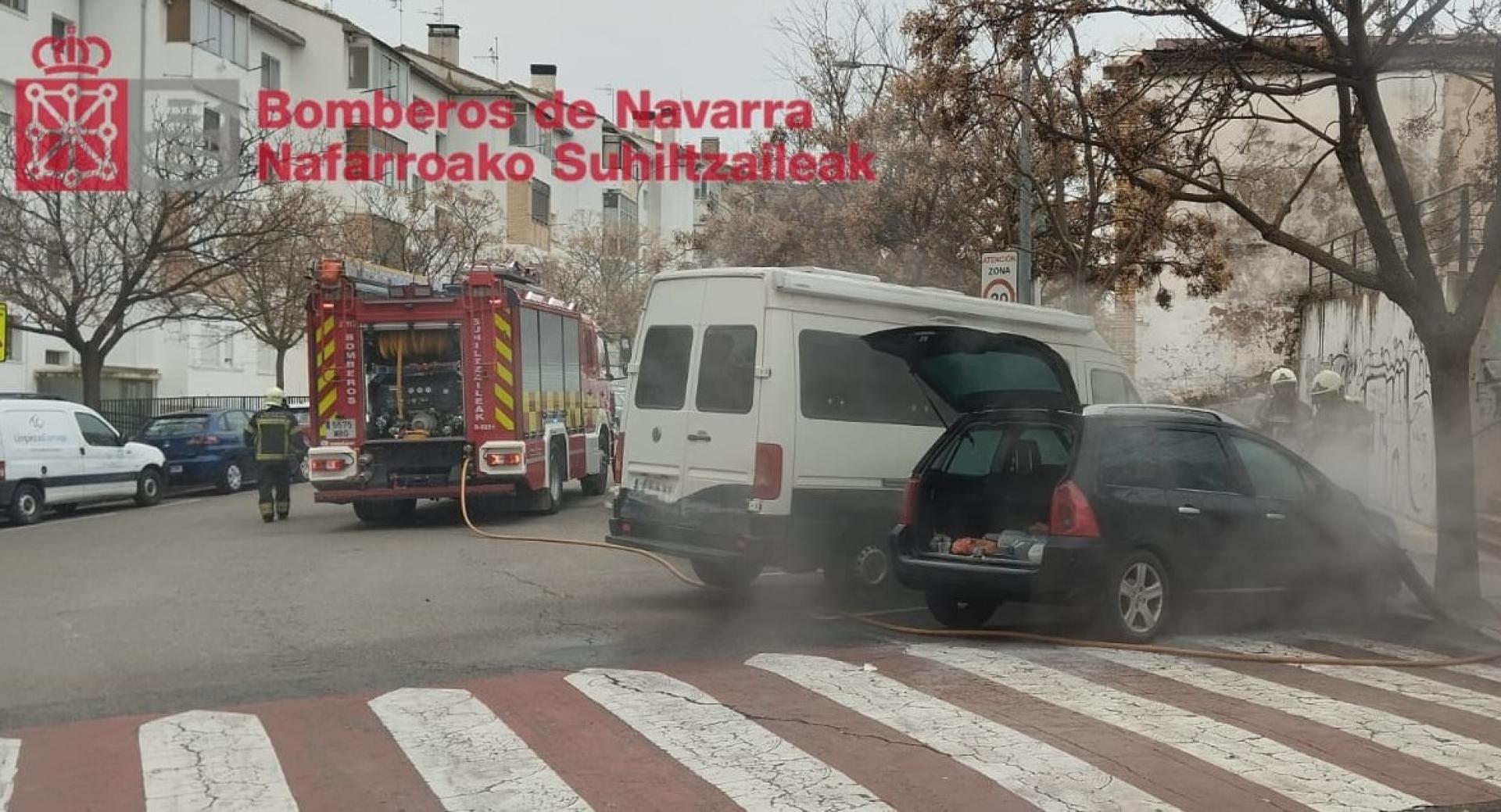 Momento de la extinción del coche ardiendo en Tudela