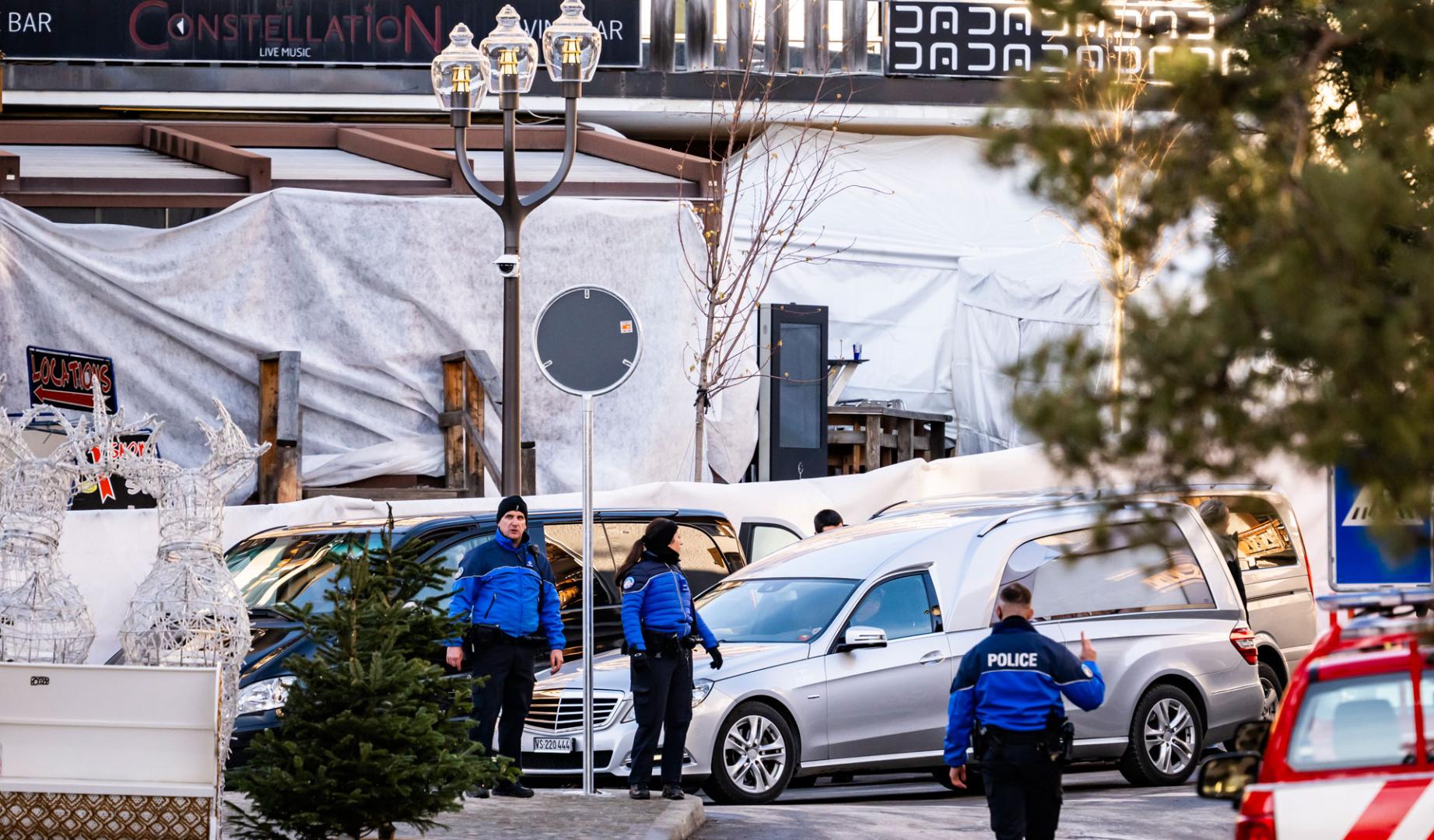 Agentes de policía en el exterior del bar 'Le Constellation' donde se produjo un incendio tras una explosión durante Nochevieja, en la estación de esquí Crans-Montana, en Suiza