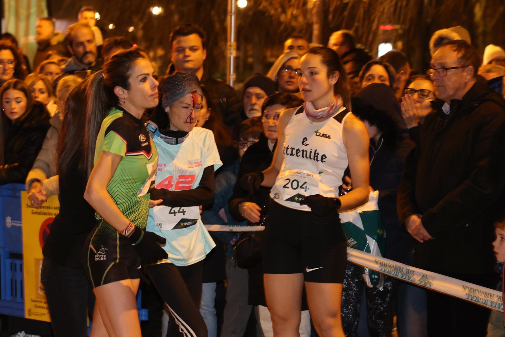 Amaia Melero, acompañada por su hermana Maitane Melero y Karmele Garaioa tras sufrir la caída en Pamplona
