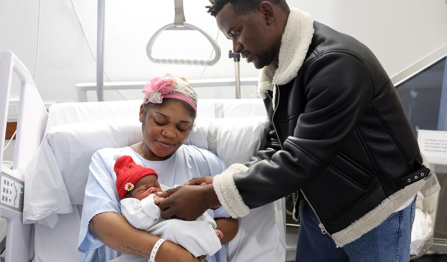 Isabel Nchama Ncogo y Jesús Bindang, junto a Salomé, su hija recién nacida