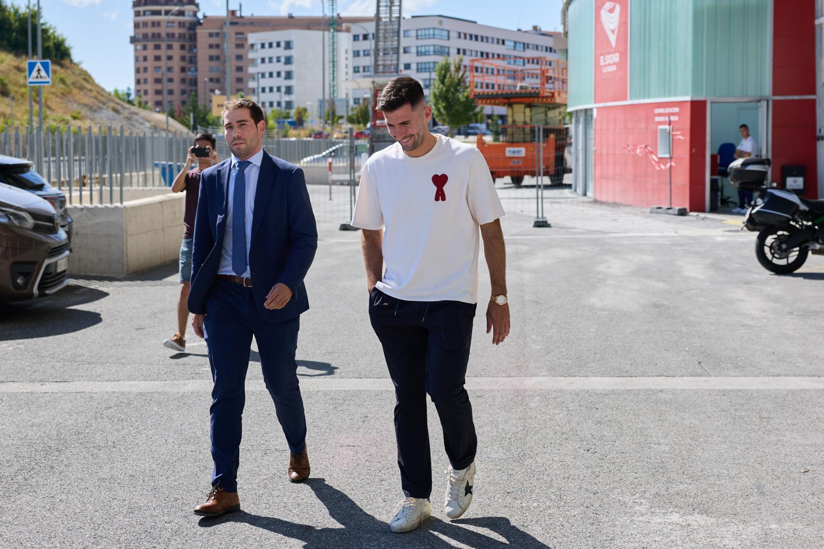 Jesús Areso, en el acceso a El Sadar después de sellar su salida al Athletic el 22 de julio.j.p. urdíroz.