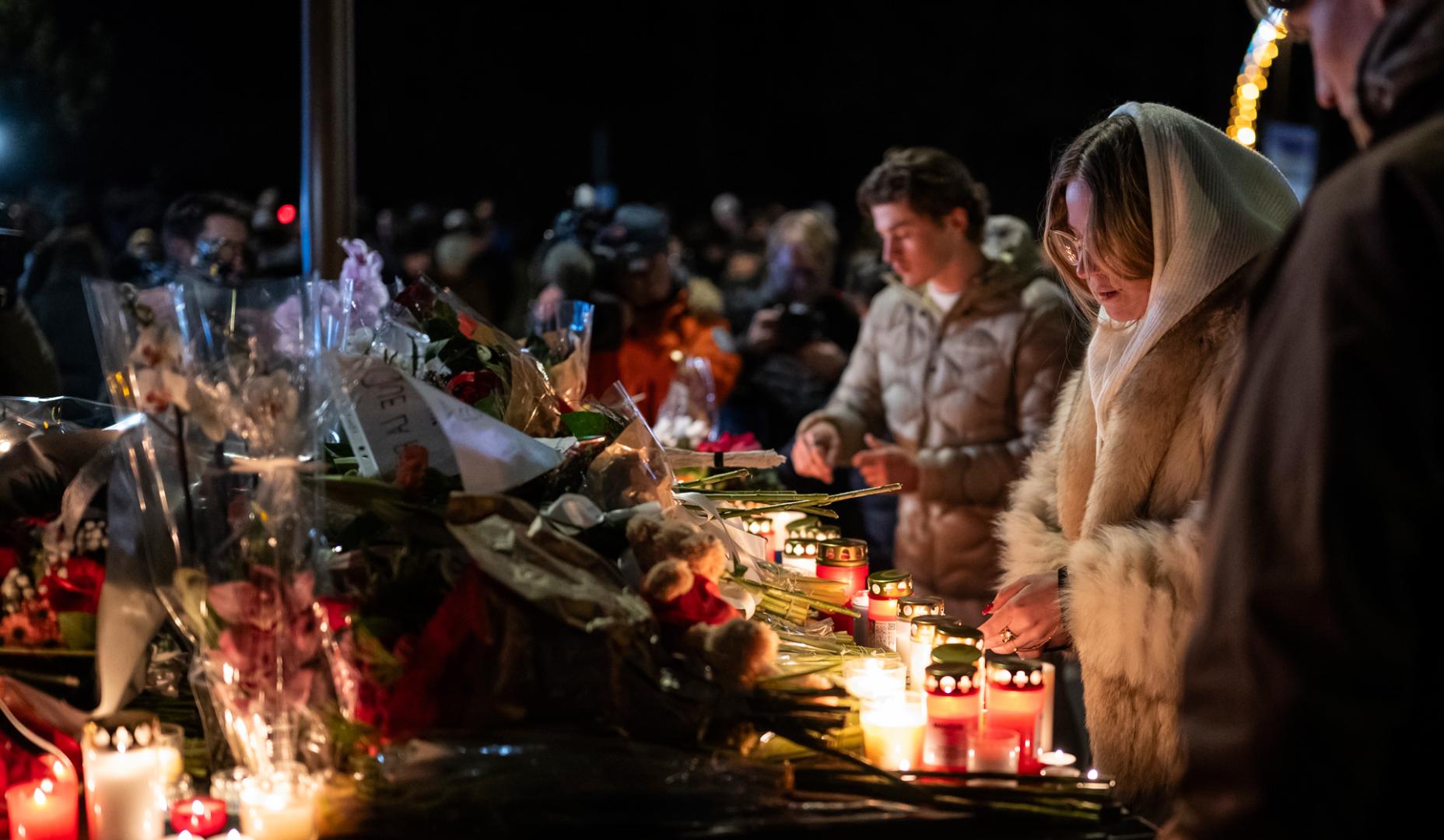 Cientos de personas se reunieron para rendir homenaje a las víctimas del incendio en el bar ‘Le Constellation’
