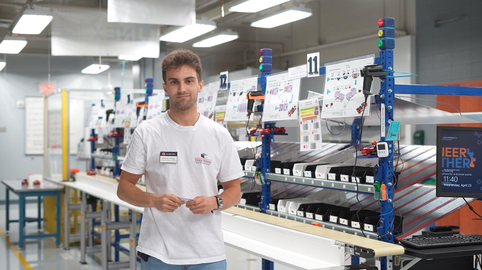 El joven pamplonés, en el laboratorio de Sistemas Lean de la Universidad de Auburn (Alabama), que simula una línea de producción con coches de Lego.