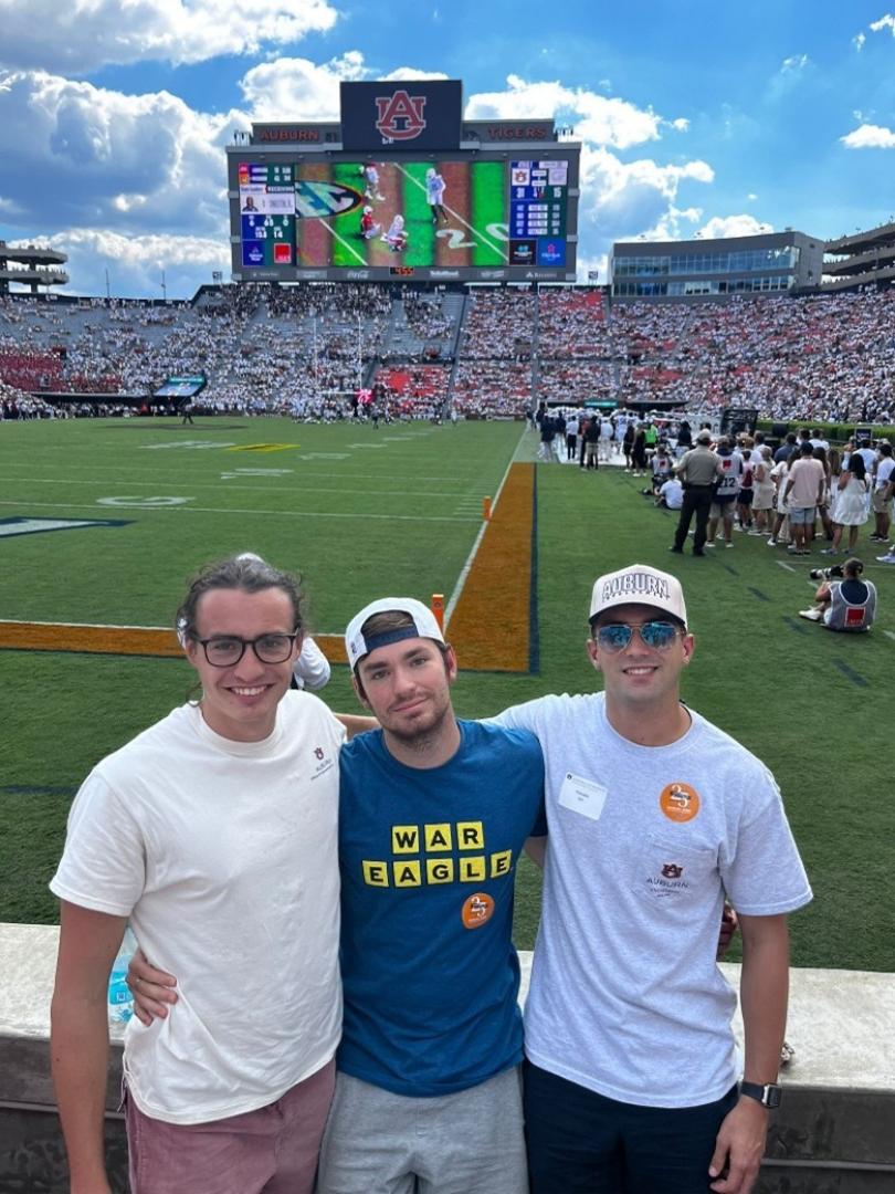 Gonzalo Gil, con Jaime Bueno Arteaga y Juan Mina Ruiz de Erenchun, dos estudiantes que participaron en el programa del Colegio de Graduados en Ingeniería de Navarra el año pasado y este semestre estuvieron en Auburn conmigo, en el estadio Jordan-Hare, el estadio de fútbol americano de la universidad de Auburn