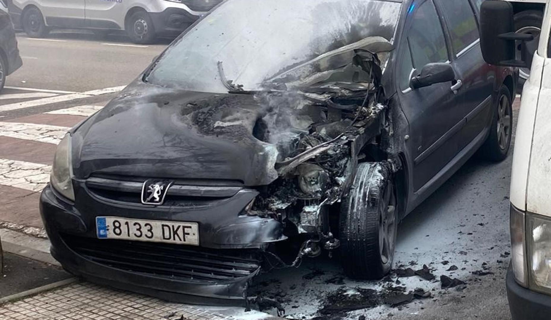 Estado en el que quedó el coche incendiado