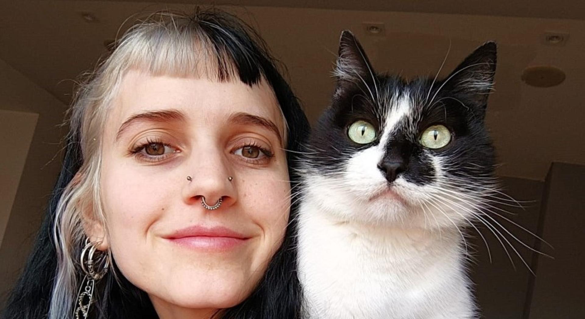 Acompañada de su gato, Irati Lizarraga.