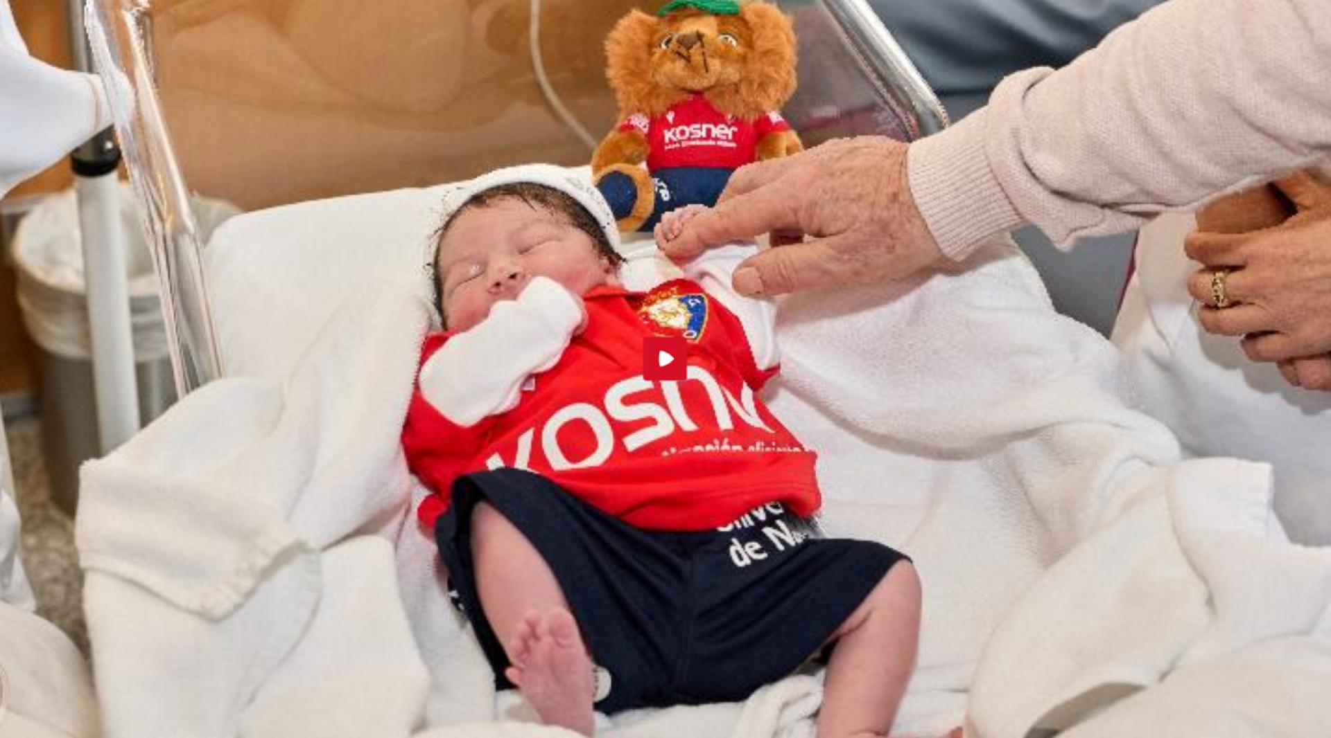 Un recién nacido, con la equipación de Osasuna