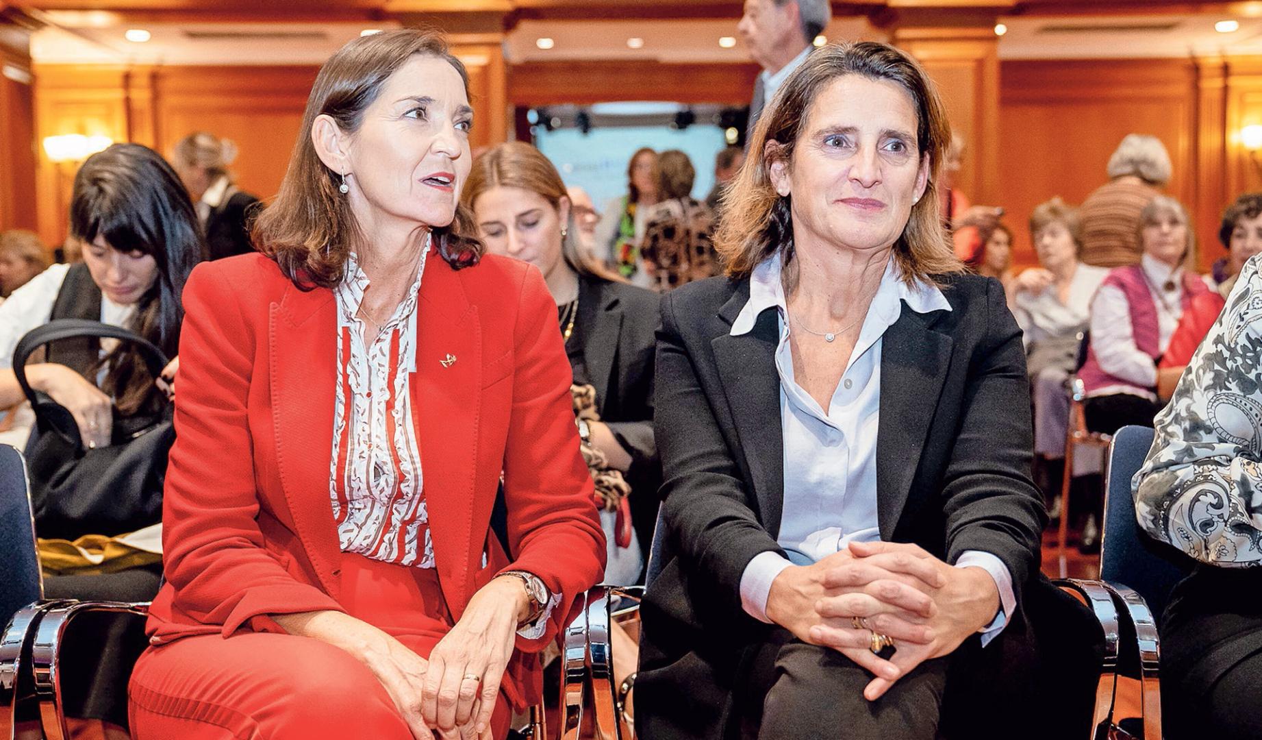 Las exministras Reyes Maroto y Teresa Ribera, en un acto en octubre de 2024.