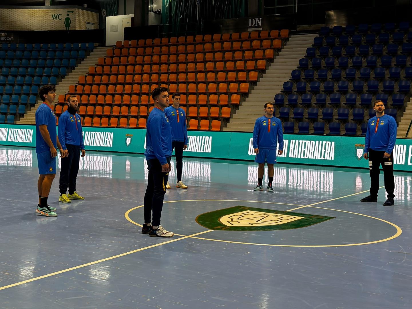 La selección española masculina de balonmano, en el pabellón Anaitasuna