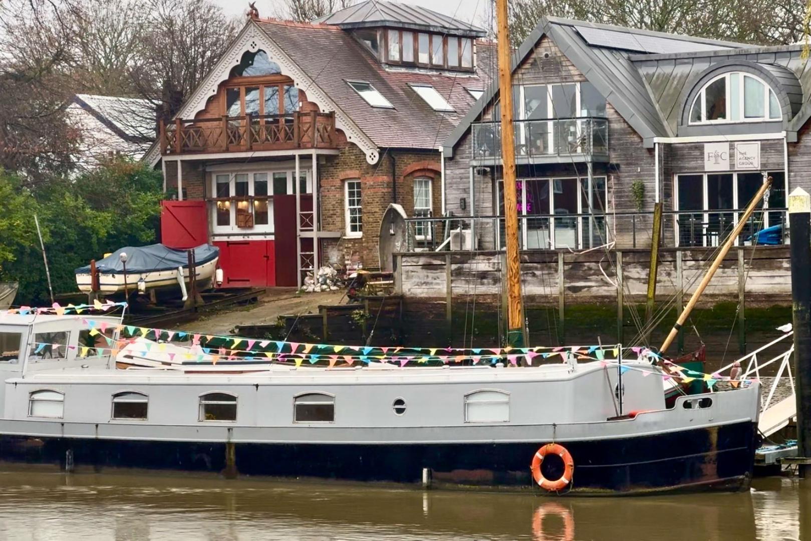 Detalle de un barco engalanado en la isla de Eel Pie de Londres