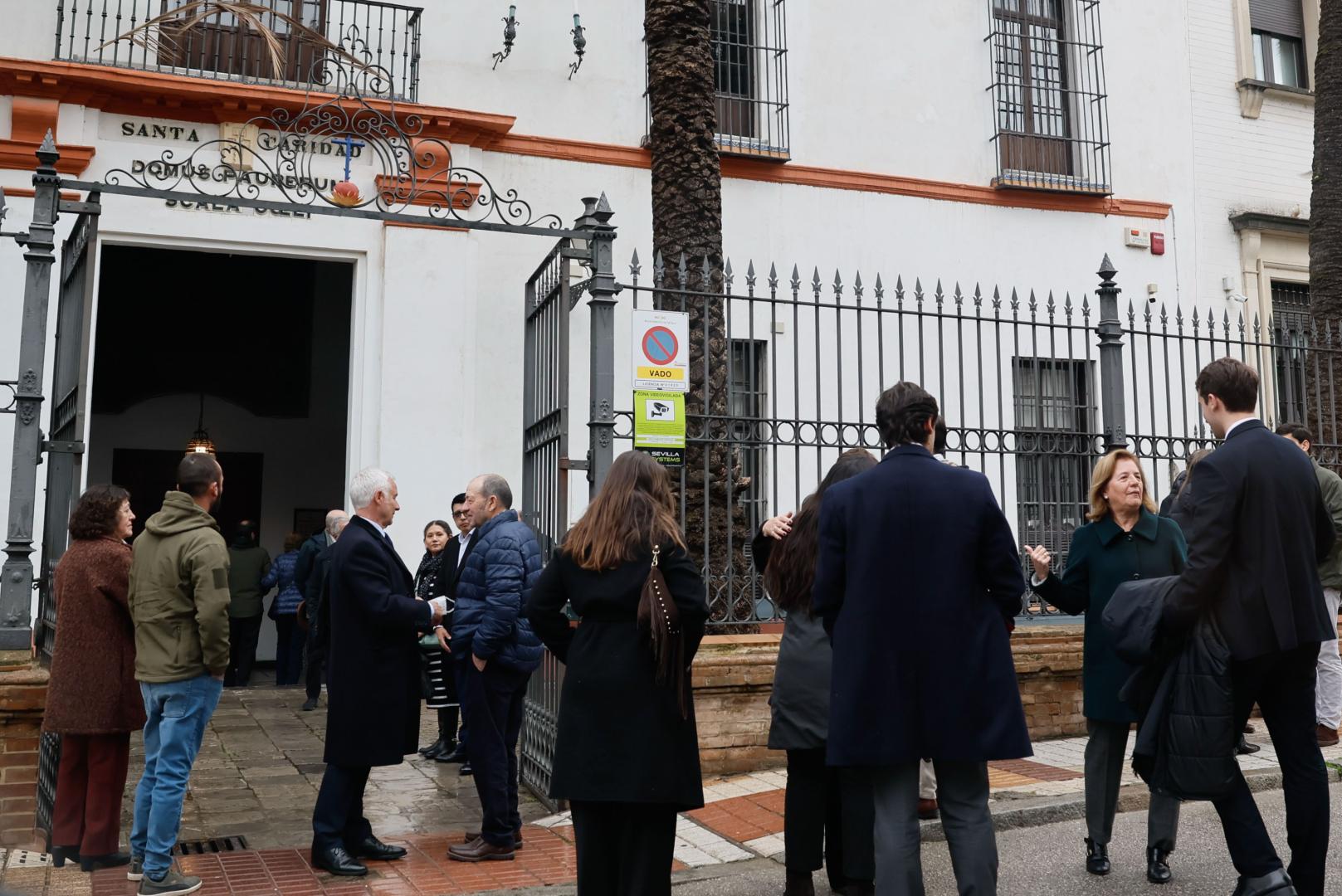 Varias personas se abrazan a su llegada a la residencia de ancianos del Hospital de la Santa Caridad en Sevilla, este sábado donde cinco personas han muerto como consecuencia de un brote de gripe A, enfermedad que afecta a cuatro residentes más y a una enfermera.