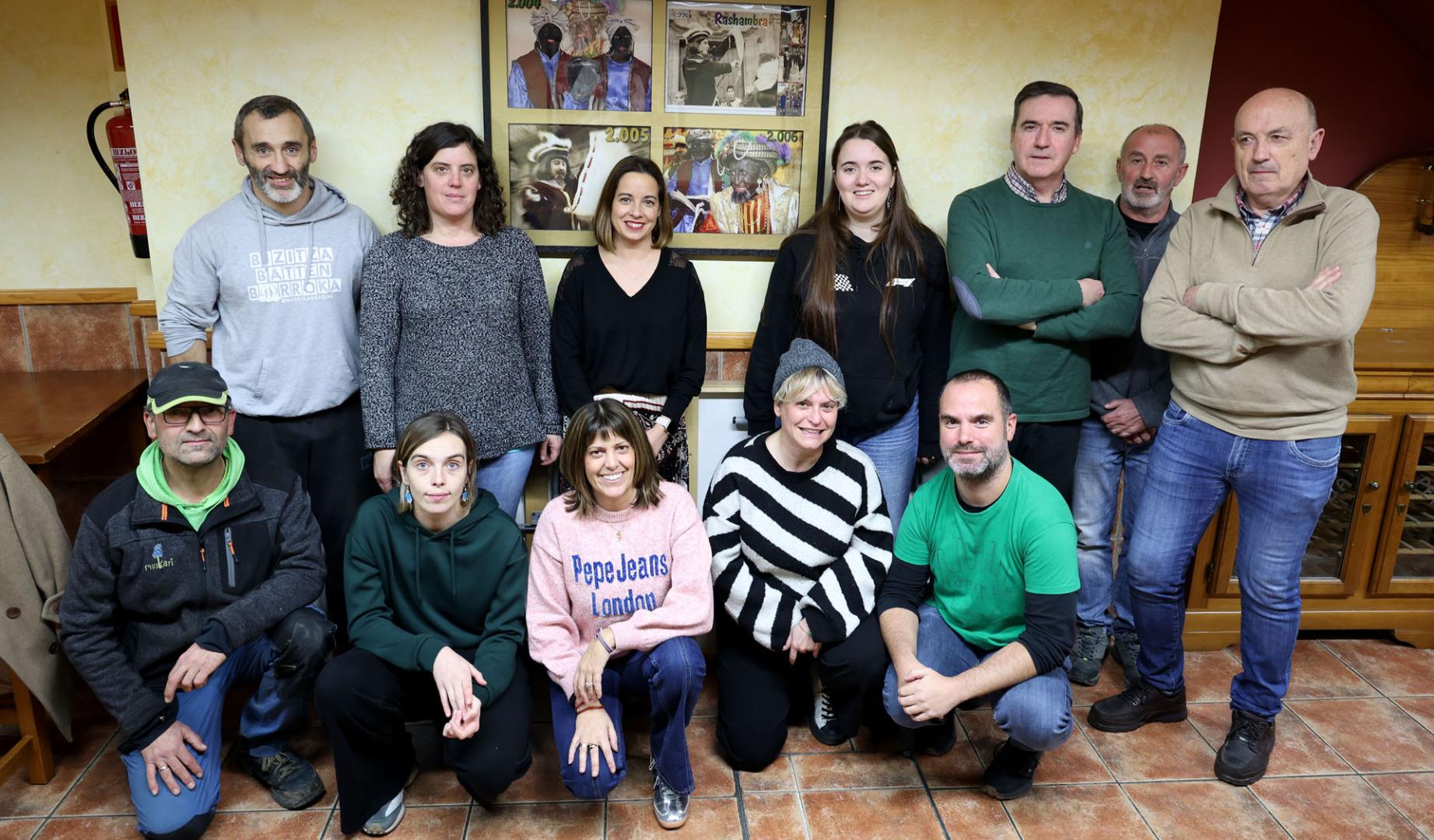 Socios de Peñaguda y colectivos colaboradores durante una de las reuniones de diciembre en la sede de la calle del Puy