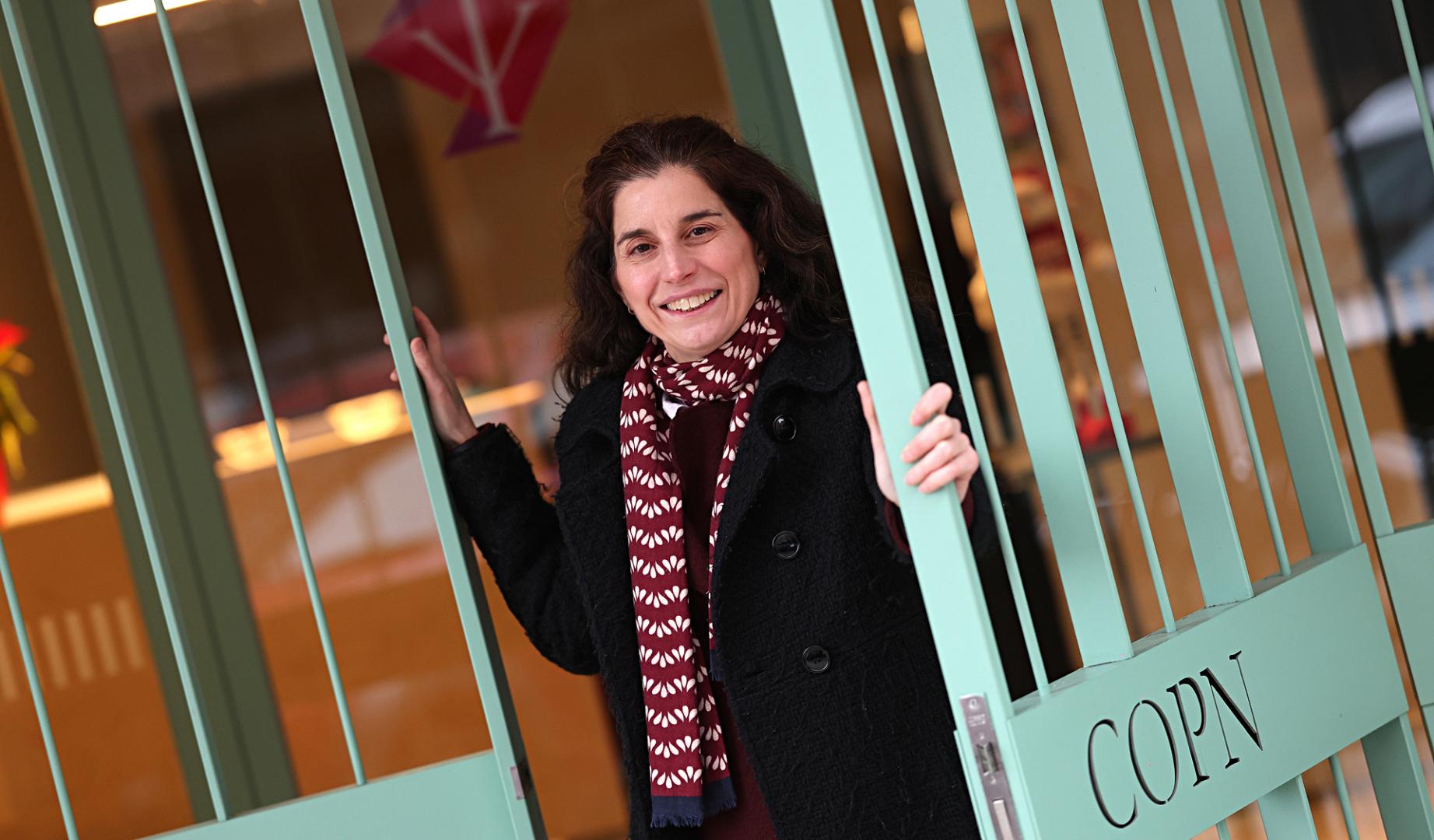 Anabel Eguíllor Cabreriza (Pamplona, 1975) acaba de ser elegida nueva decana del Colegio de Psicología de Navarra. En la imagen, posa en sus instalaciones, en el barrio de Mendebaldea.