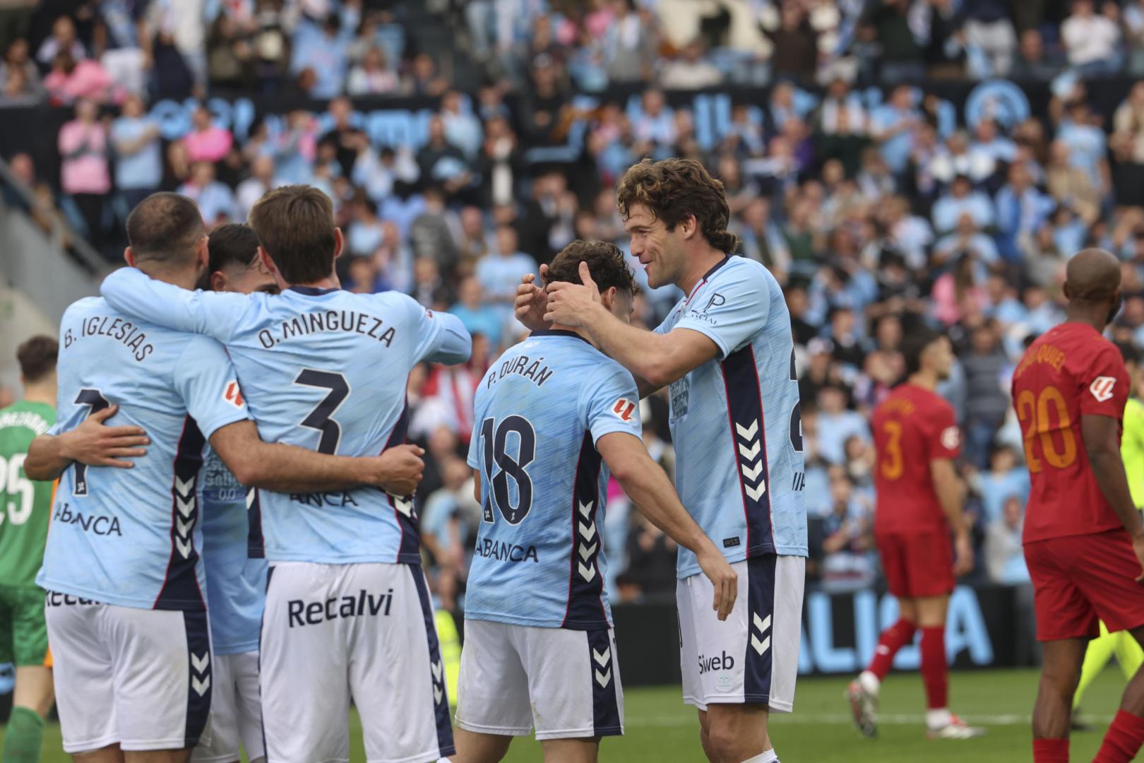 Los jugadores del Celta de Vigo celebran uno de los goles de su equipo durante el partido de LaLiga ante el Valencia