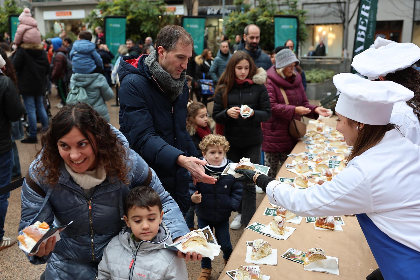 Niños y mayores disfrutaron del roscón de Reyes ofrecido en la plaza del Vínculo