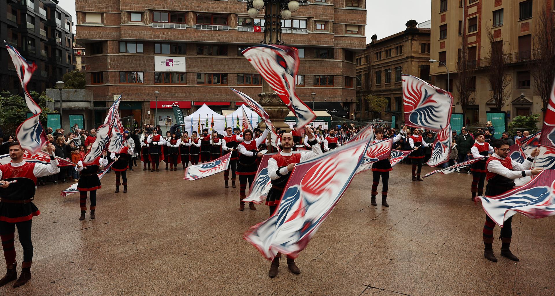Los abanderados italianos del grupo Maestà della Battaglia se sumaron a la degustación de roscones con su música y sus vistosos bailes