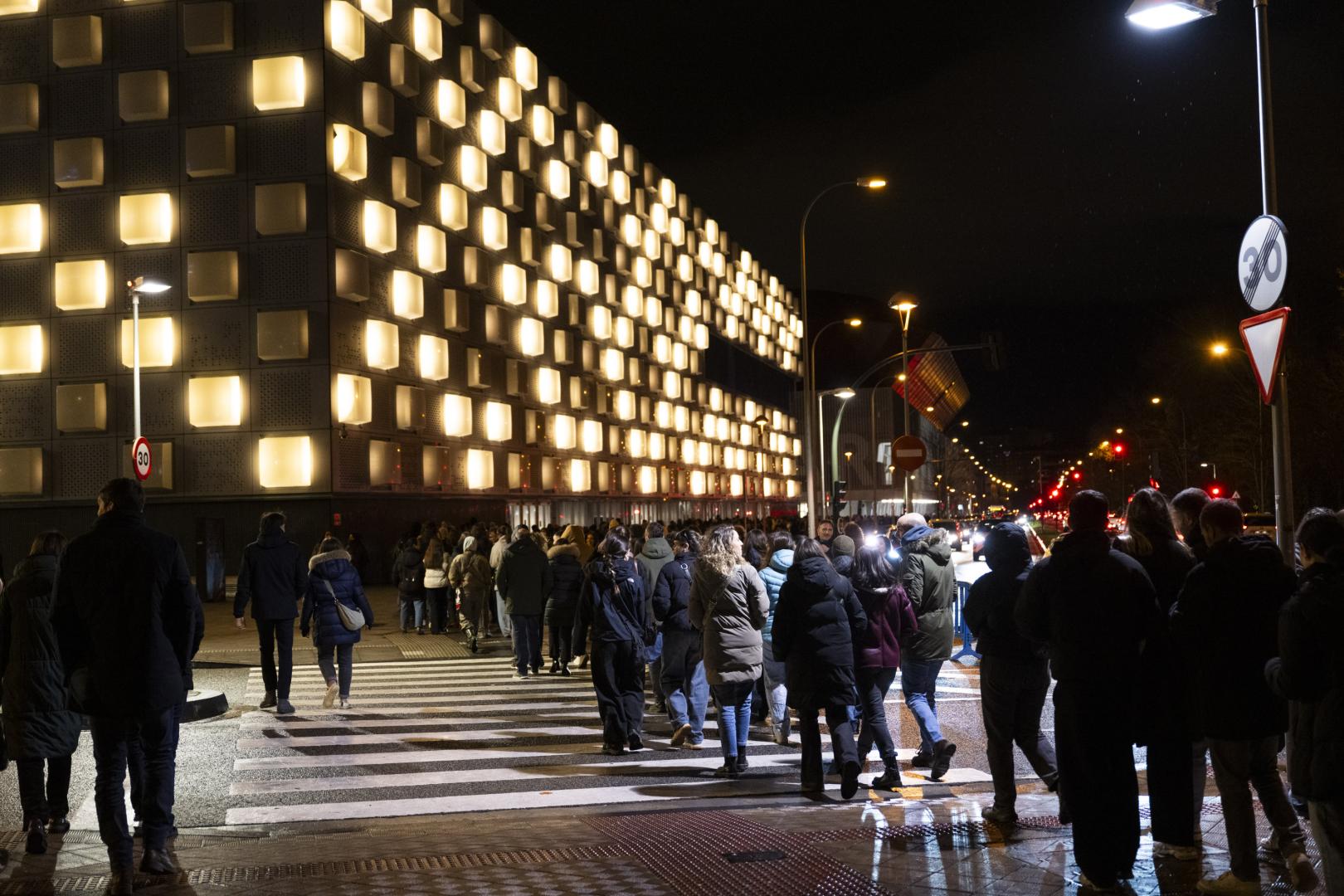 Personas haciendo cola para poder entrar al concierto de Amaia.