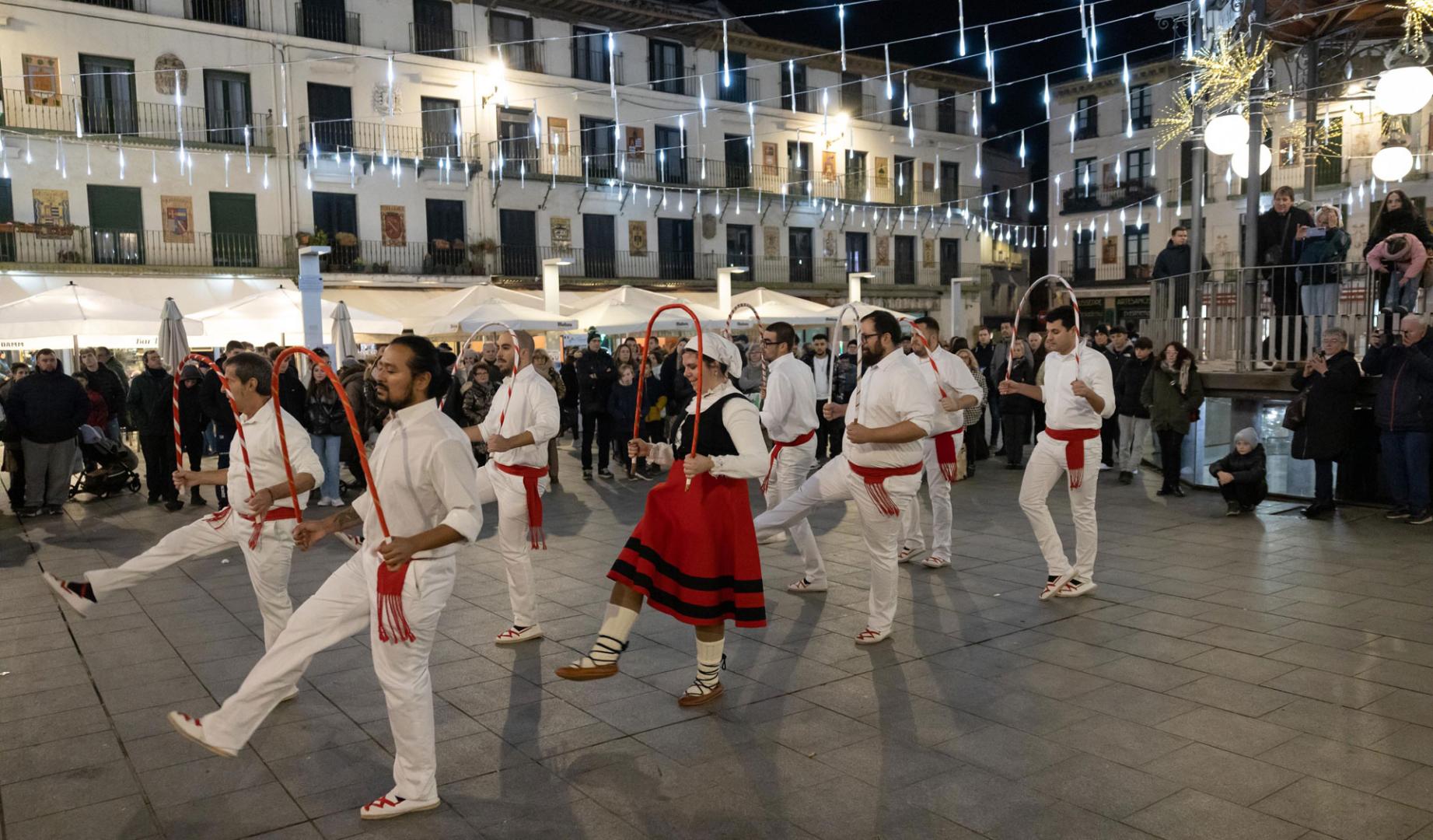 Los danzaris de Laya bailaron por las calles de Tudela. En la imagen, en la plaza de los Fueros