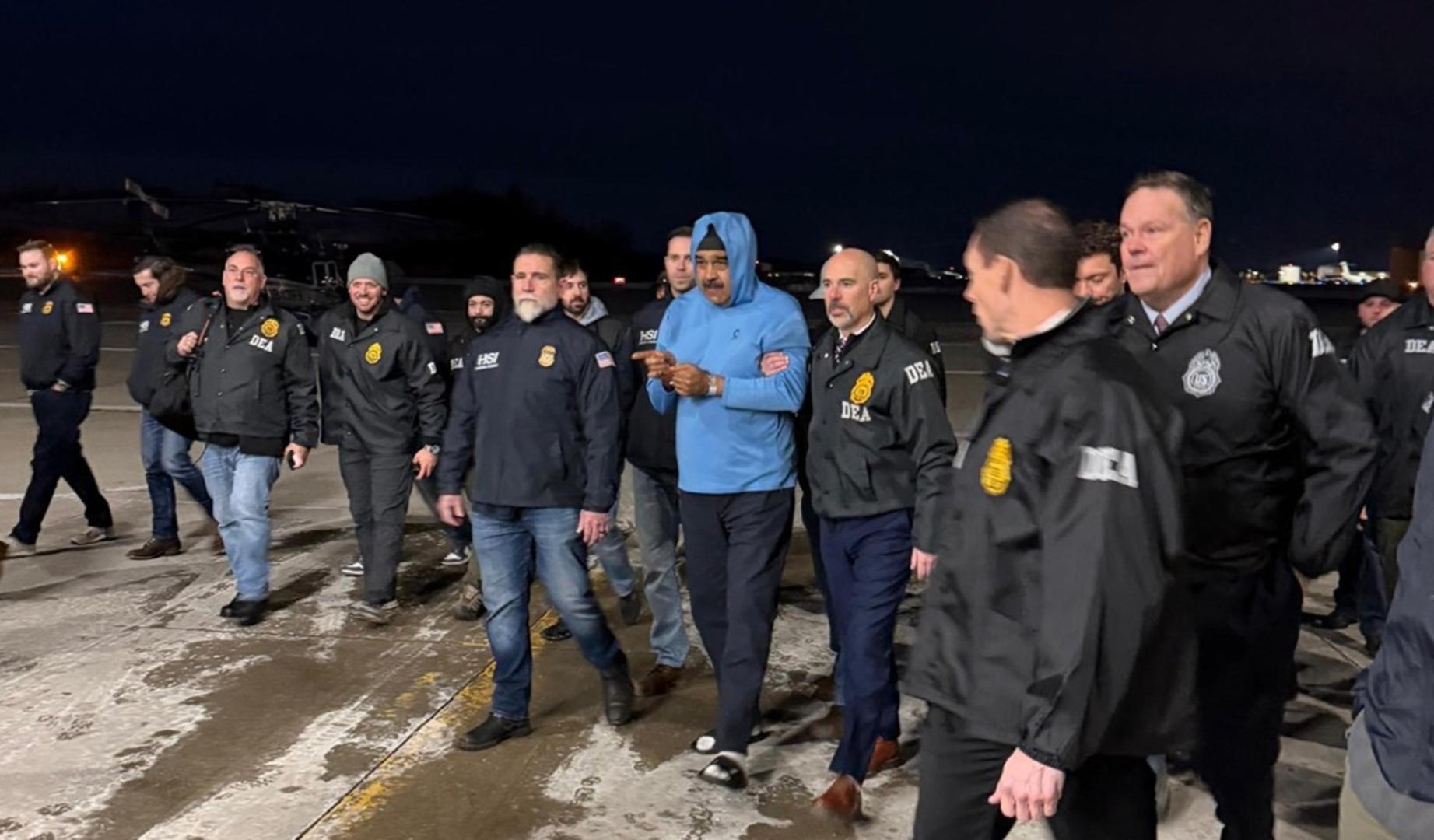 otografía que muestra al presidente de Venezuela, Nicolás Maduro (c), escoltado por agentes de la Administración para el Control de Drogas (DEA) este sábado, en Nueva York (Estados Unidos).