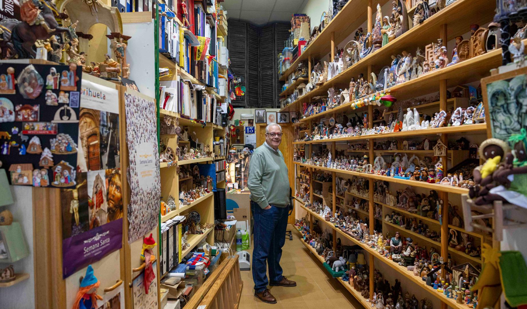 Un coleccionista de Orihuela (Alicante), José María Bregante, suma más de 1.300 belenes de todo tipo en una inédita colección que mantiene desde hace más de medio siglo