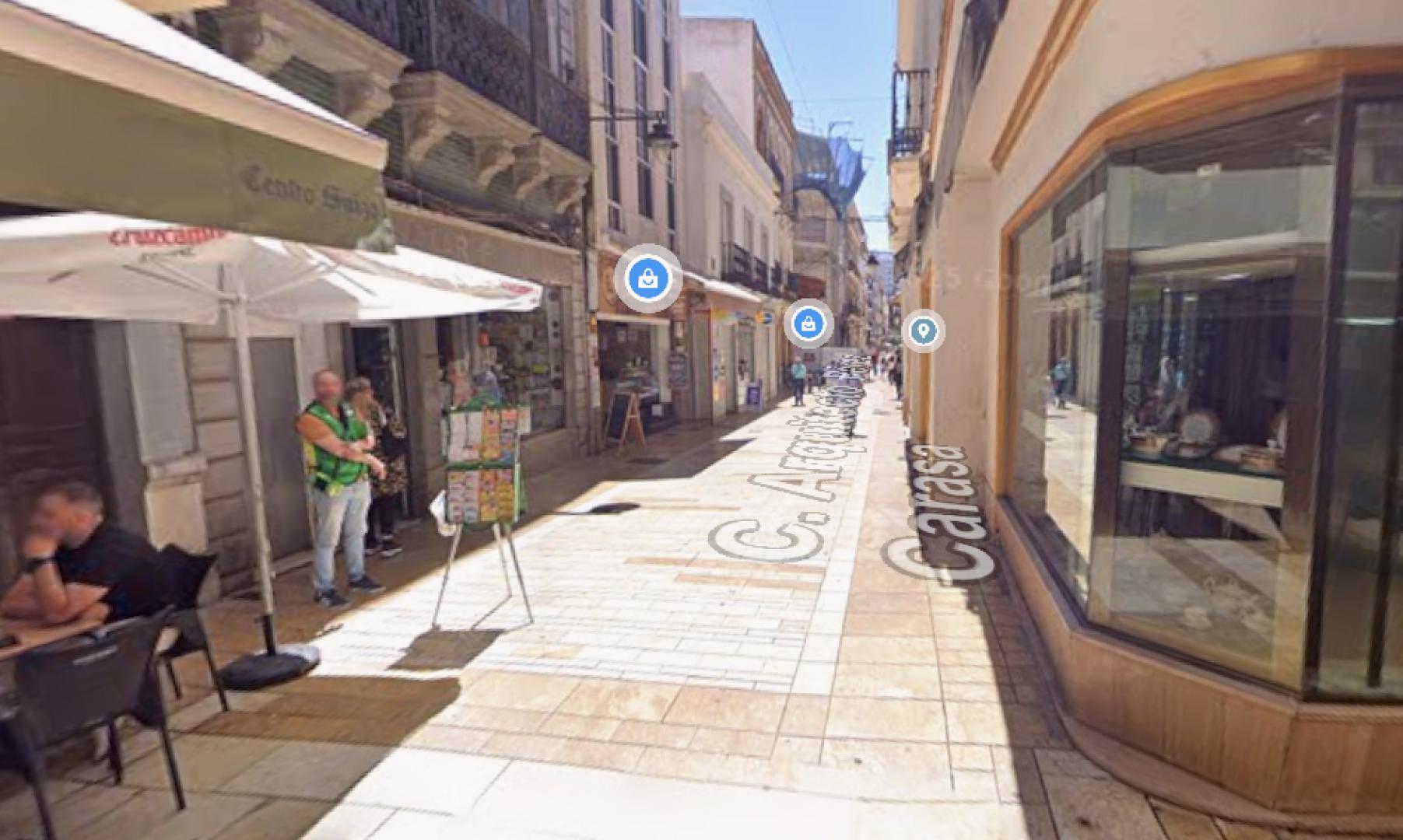 La calle Arquitecto Pérez Carasa, en el centro de Huelva capital, donde ha aparecido el cuerpo de la mujer