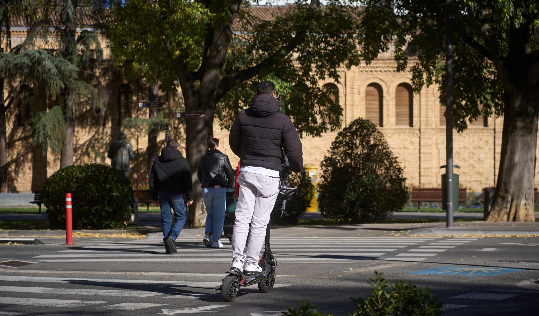 Un hombre se dispone a cruzar un paso de cebra sobre su patinete, una maniobra no autorizada, ya que hay que bajarse del vehículo