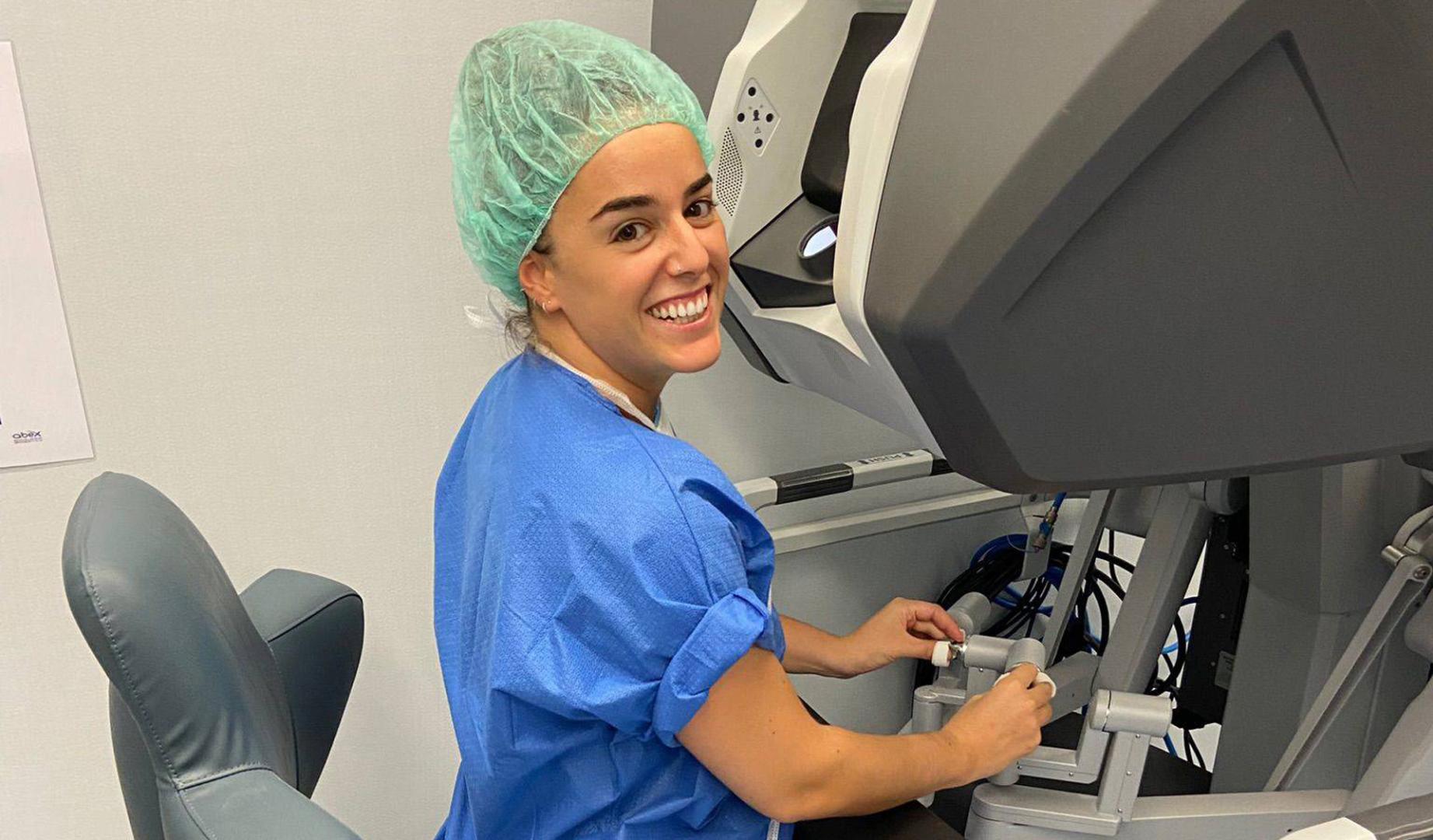 Irene Maya a los mandos de uno de los robots Da Vinci Xi.