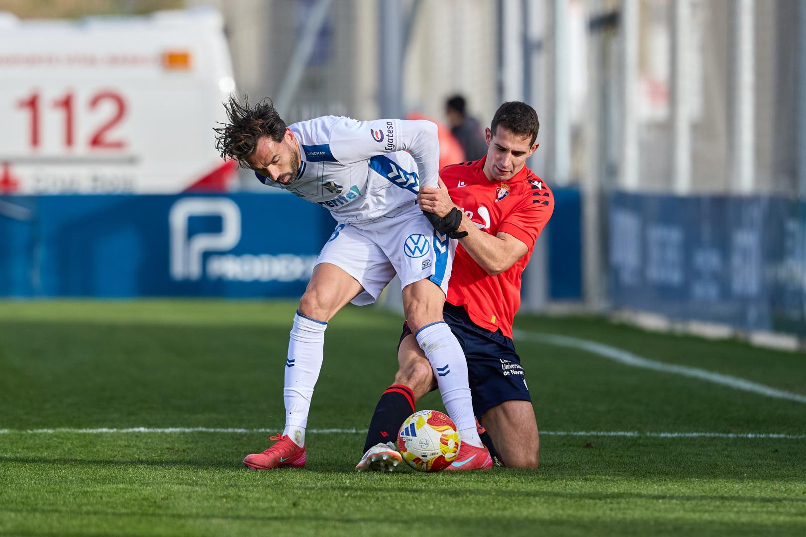 Enric Gallego, actual delantero del Tenerife, junto al rojillo Asier Osambela