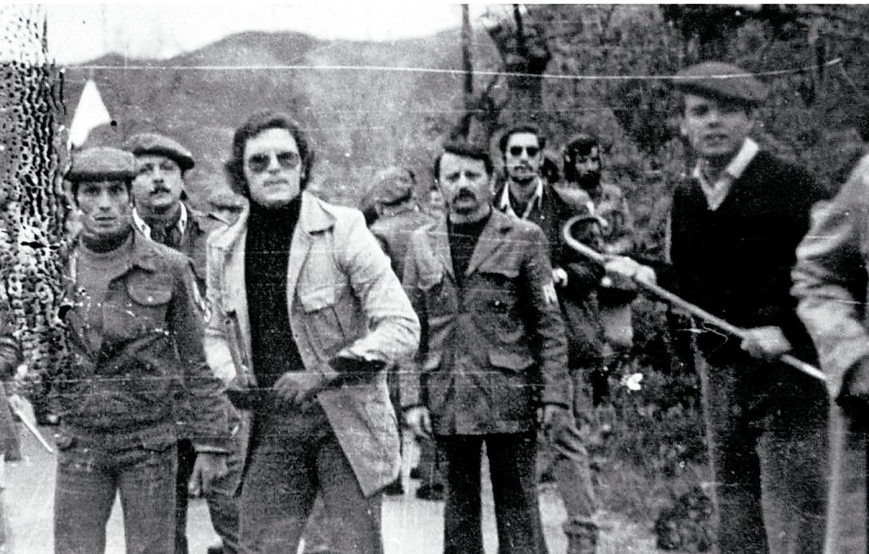 A la derecha, el “hombre de la gabardina” que disparó contra Aniano Jiménez. En el centro -con gafas oscuras y cazadora clara- el neofascista italiano Augusto Cauchi (Ordine Nuevo); a su izquierda, con bigote, Delle Chiaie (Avanguardia Nazionale) y, a su inmediata derecha, también con bigote y boina ladeada, Emilio Berra, de la Triple A argentina