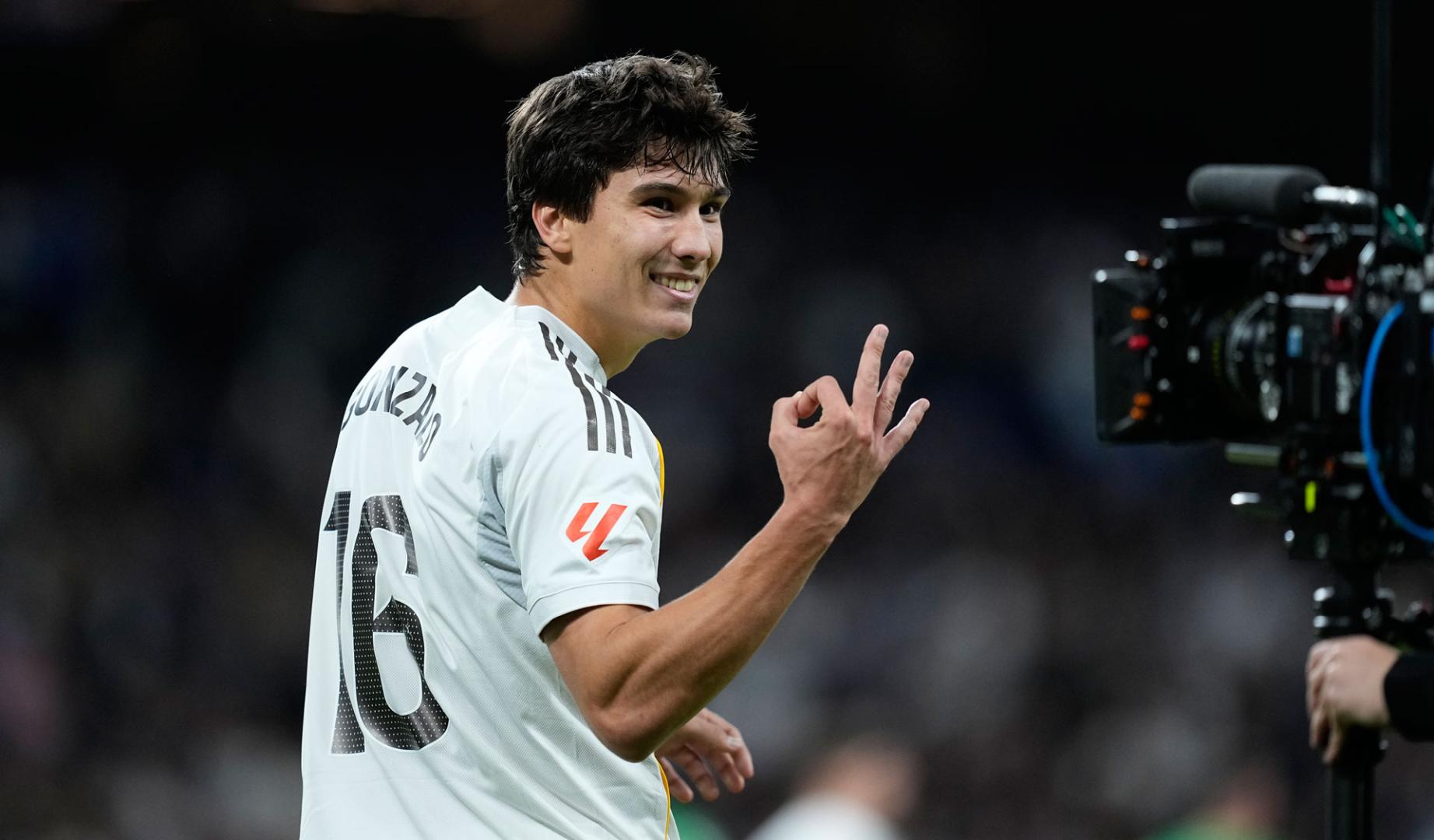 Gonzalo García celebra los tres goles ante el Betis