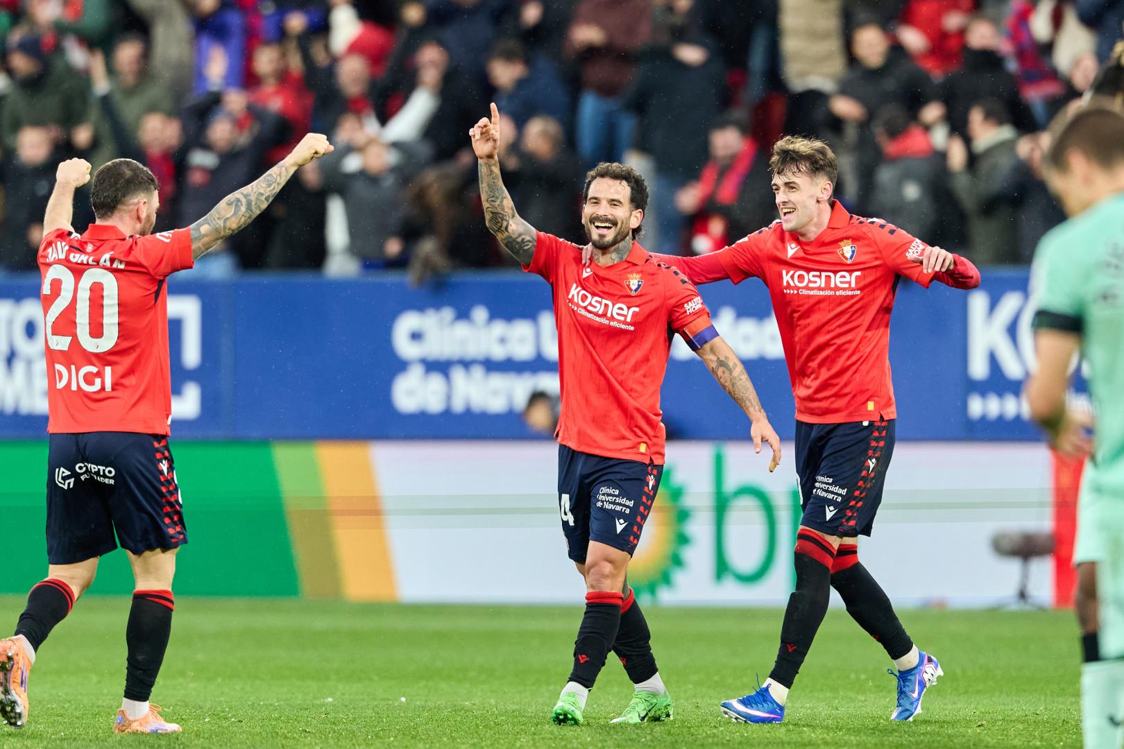Rubén García celebra el gol contra el Athletic junto a Aimar y Javi Galán.