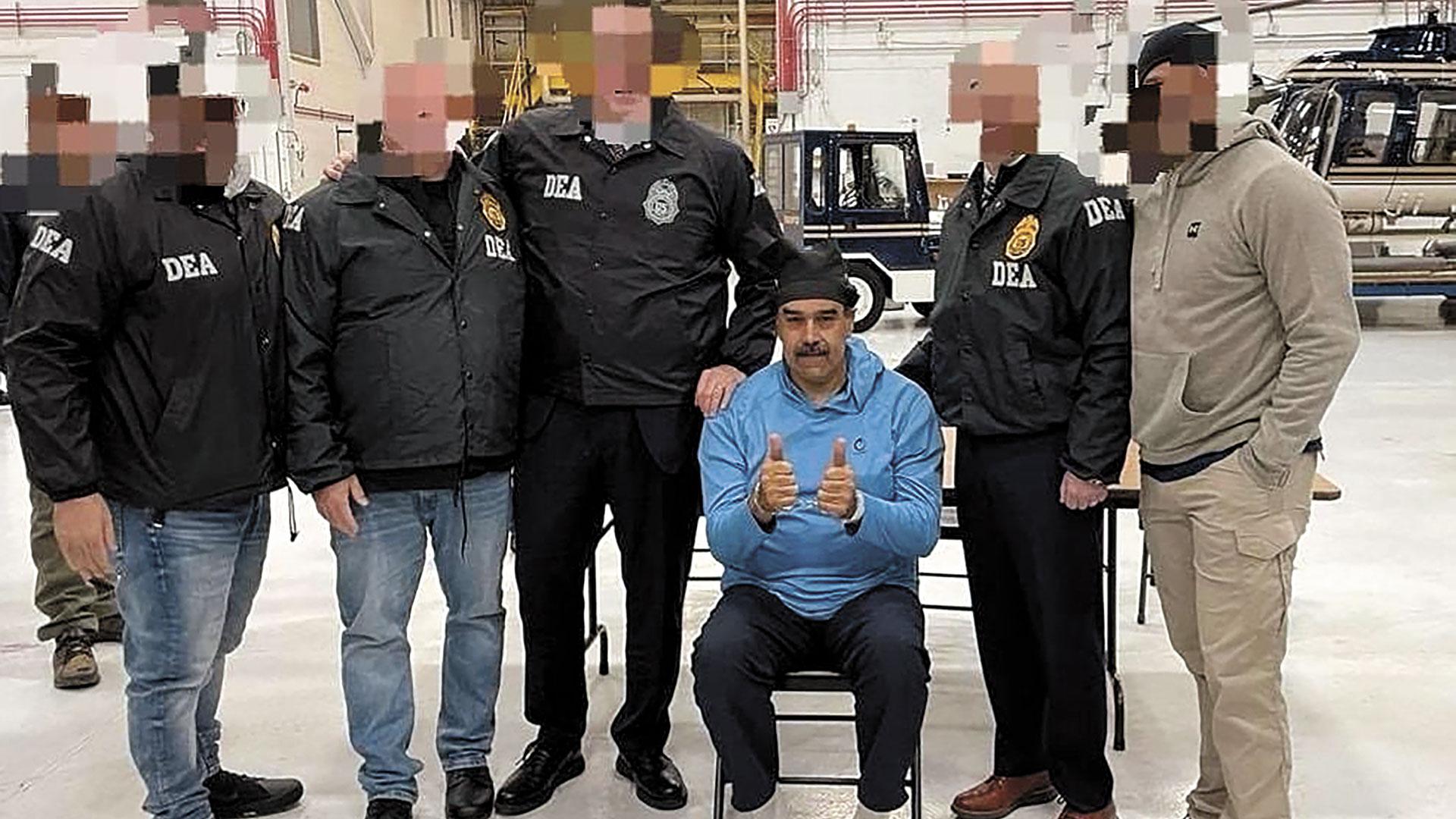 Nicolás Maduro levanta los dedos pulgares hacia arriba cuando es fotografiado junto a los policías que le custodiaban