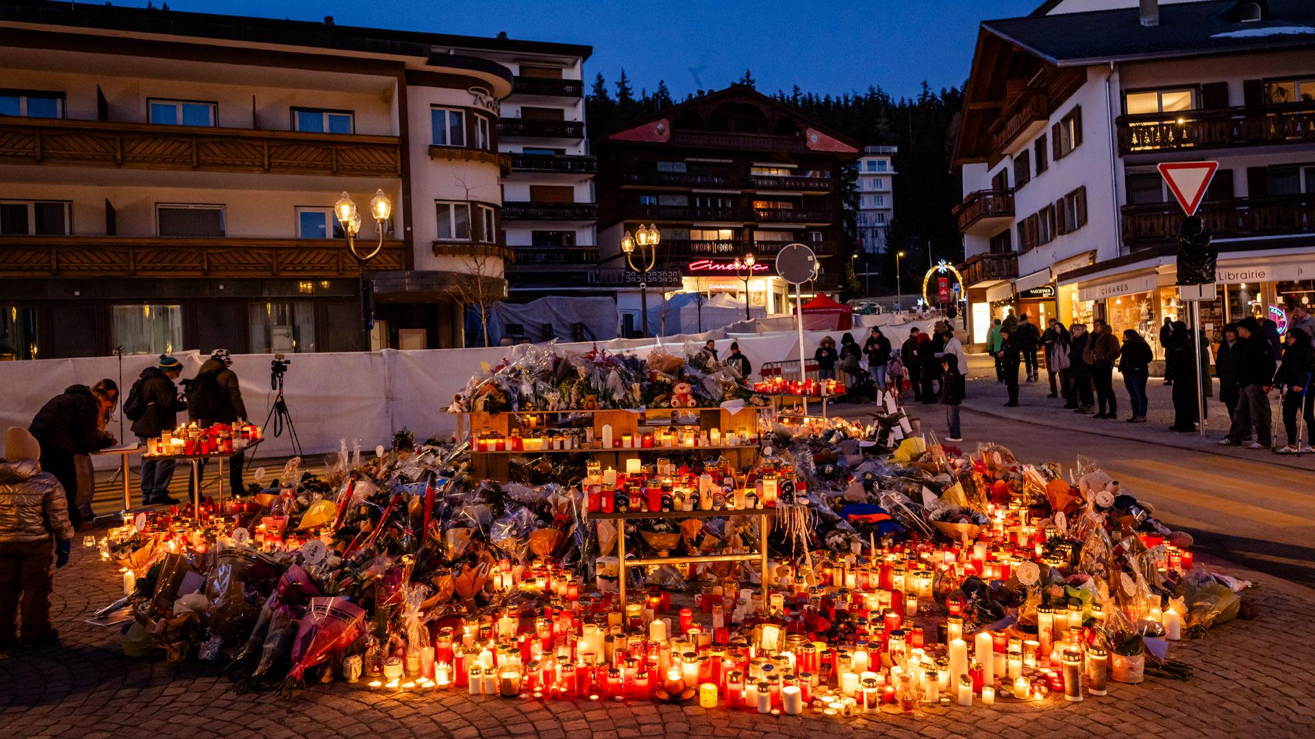 Flores y velas en homenaje a las víctimas tras el incendio en el bar 'Le Constellation', en Crans-Montana, (Suiza), en el que al menos 40 personas perdieron la vida y más de 100 resultaron gravemente heridas