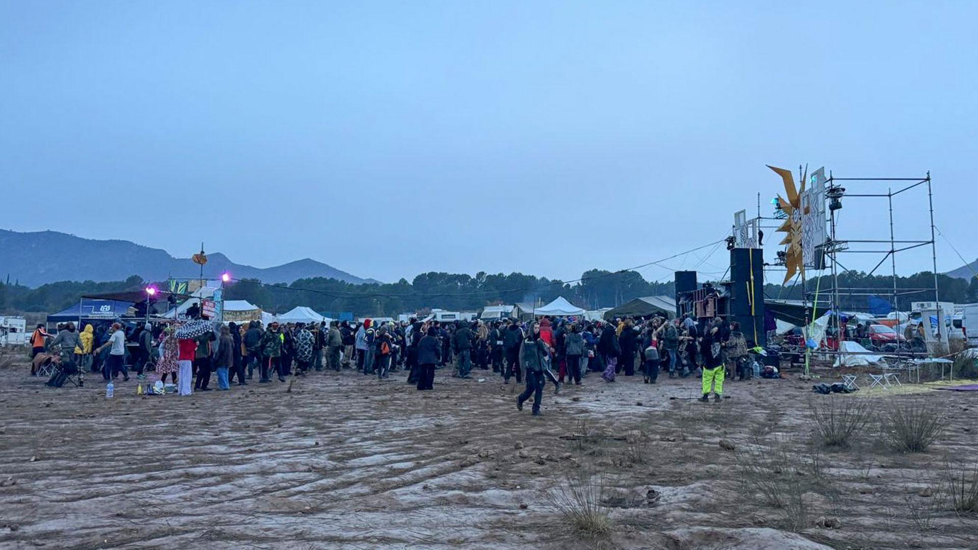 Decenas de personas participan en la rave que se celebra en el embalse del Cenajo, en Albacete, desde la pasada Nochevieja