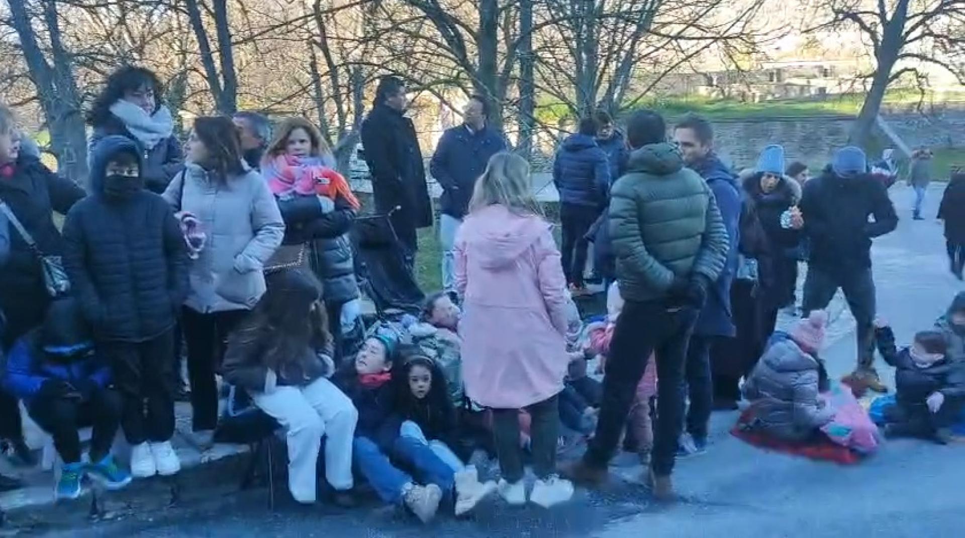 Con una hora de antelación, los aledaños del Portal de Francia, que habrán de franquear los Magos venidos de Oriente, comienzan a llenarse de personas mayores y menores. Suenan villancicos por altavoces