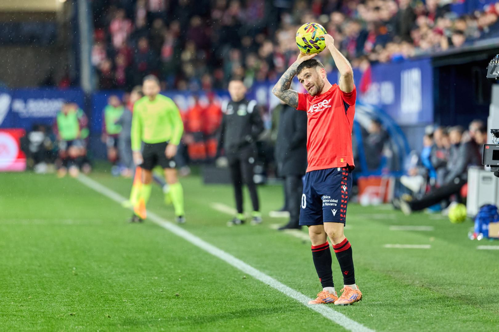 Javi Galán se dispone a sacar de banda durante el Osasuna-Athletic, en su debut como rojillo
