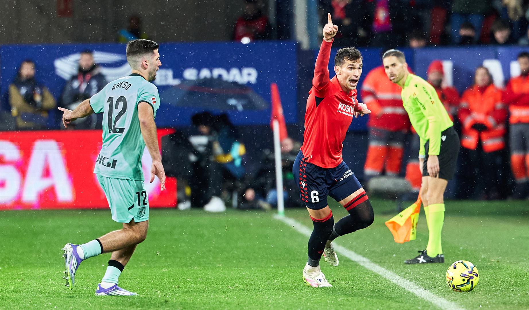 Lucas Torró, uno de los bastiones de Osasuna en el juego aéreo, junto a Jesús Areso