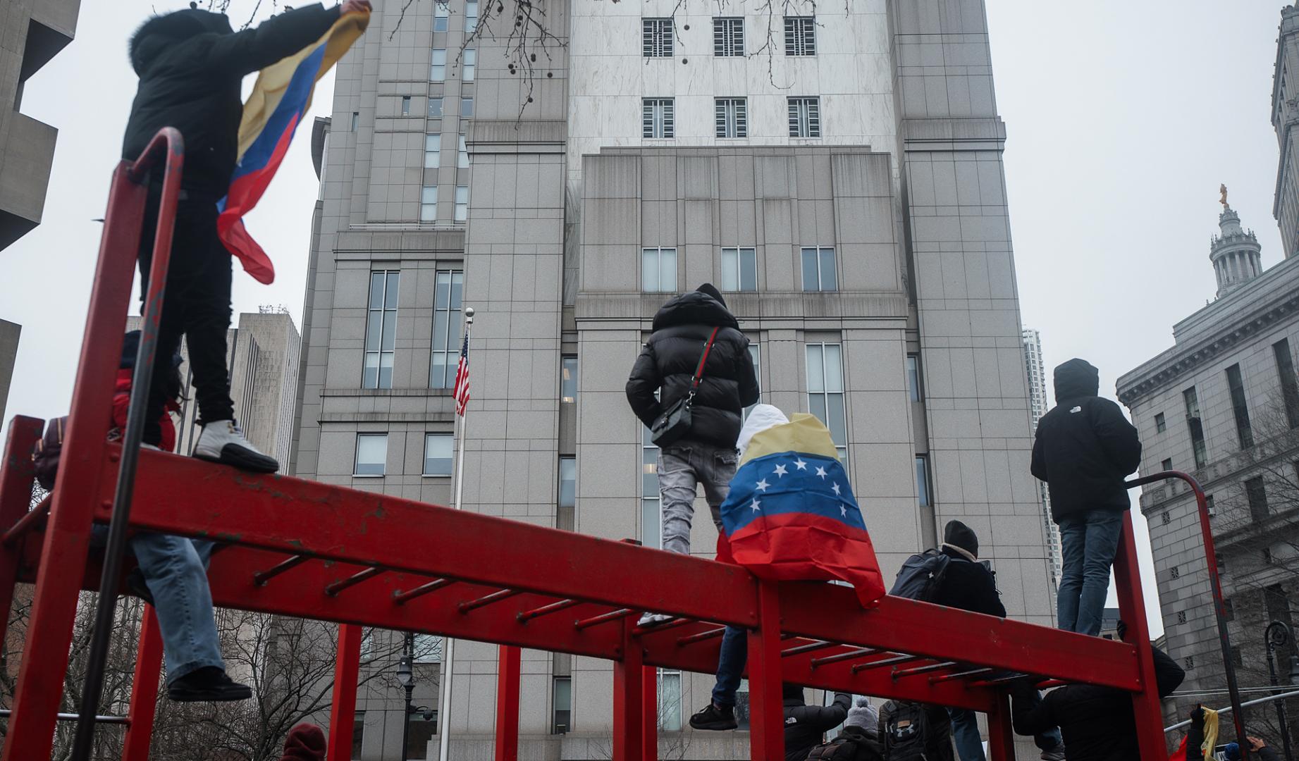 Protestantes anti Maduro se concentran ante el Tribunal Federal del Distrito Sur de Nueva York donde compareció el mandatario venezolano