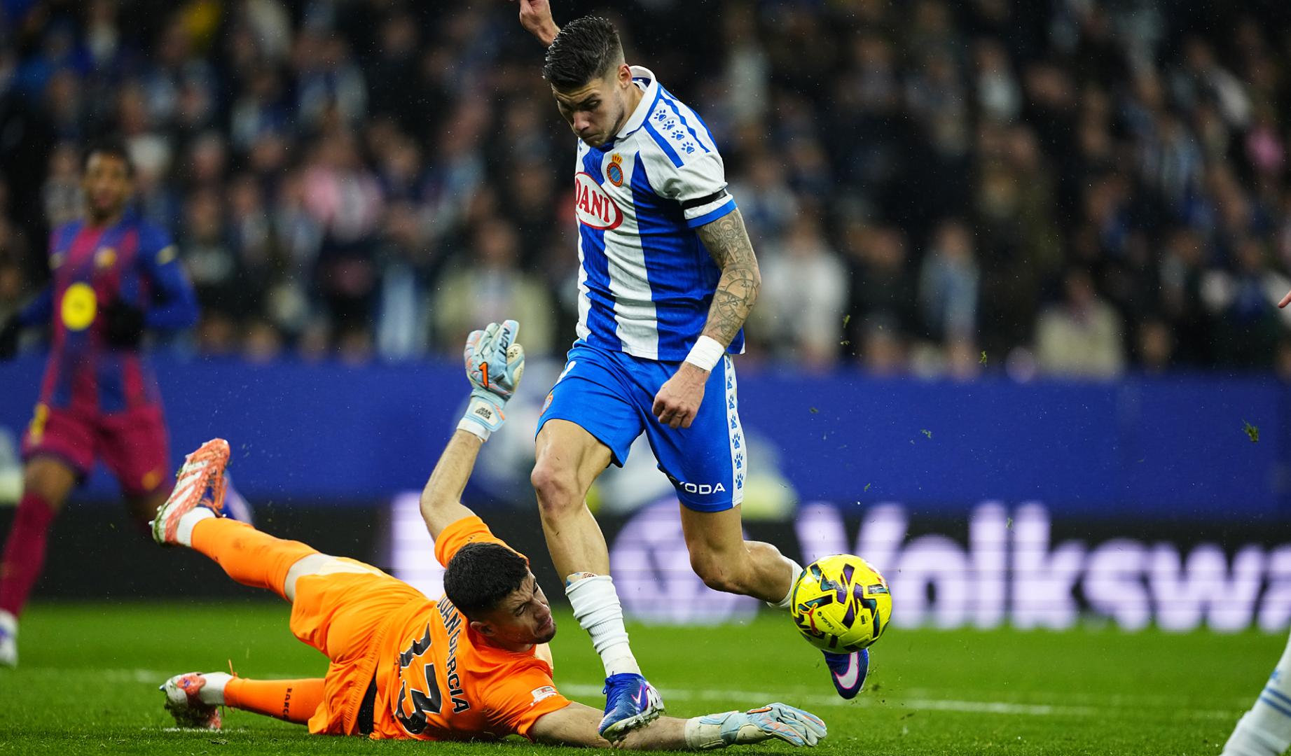 Joan García saca una mano milagrosa evitando el tanto en el mano a mano con el delantero del Espanyol, Roberto Fernández