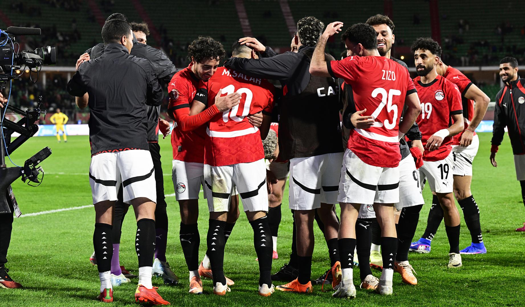 Los jugadores de Egipto felicitan a Salah tras uno de los tantos anotados contra Benin
