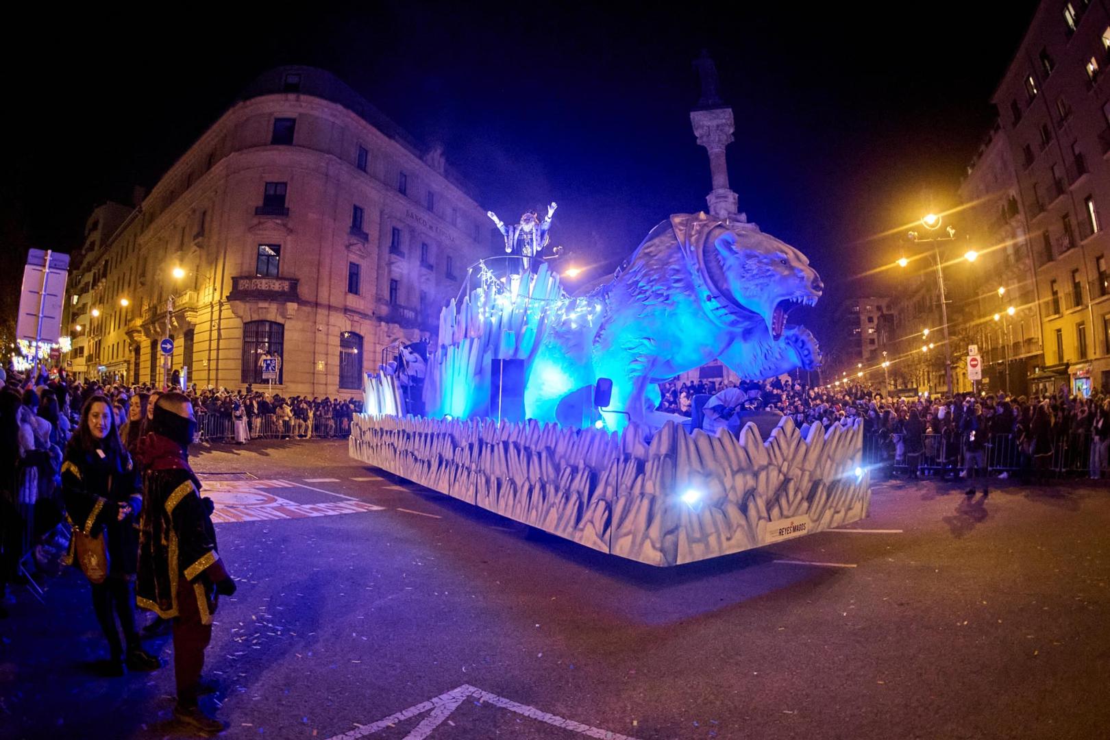 Pamplona volvió a llenarse de colorido, magia e ilusión con el paso de la Cabalgata de SS MM los Reyes Magos de Oriente este lunes, 5 de enero