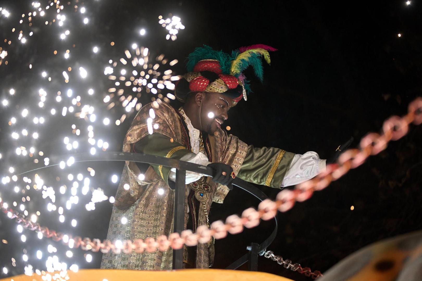 Pamplona volvió a llenarse de colorido, magia e ilusión con el paso de la Cabalgata de SS MM los Reyes Magos de Oriente este lunes, 5 de enero
