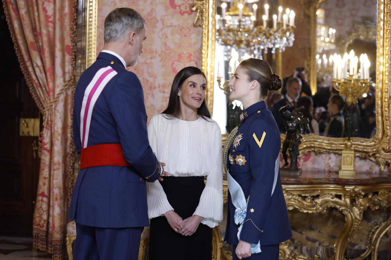 La princesa Leonor, el rey Felipe VI y la reina Letizia antes de los discursos en el Salón del Trono del Palacio Real en el marco de la ceremonia de la Pascua Militar,