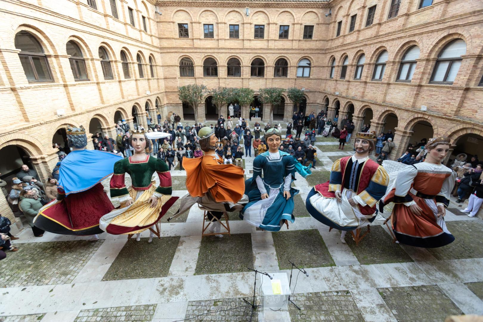 Instante del baile que interpretaron las seis figuras de la Comparsa de Gigantes de Tudela en el patio del Centro Cultural Castel-Ruiz de la capital ribera