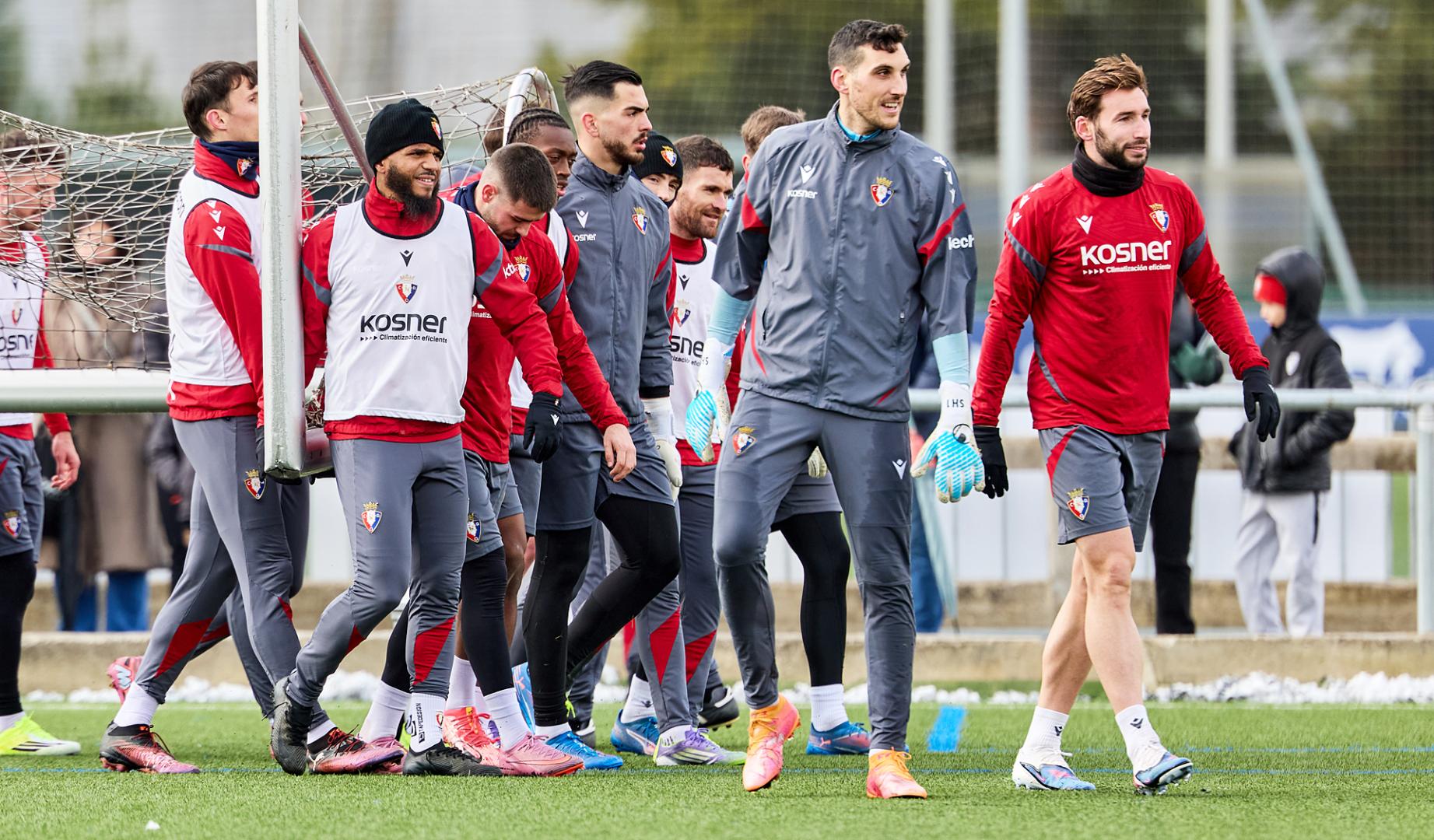 Los jugadores de Osasuna transportan una de las porterías durante el entrenamiento de este 6 de enero