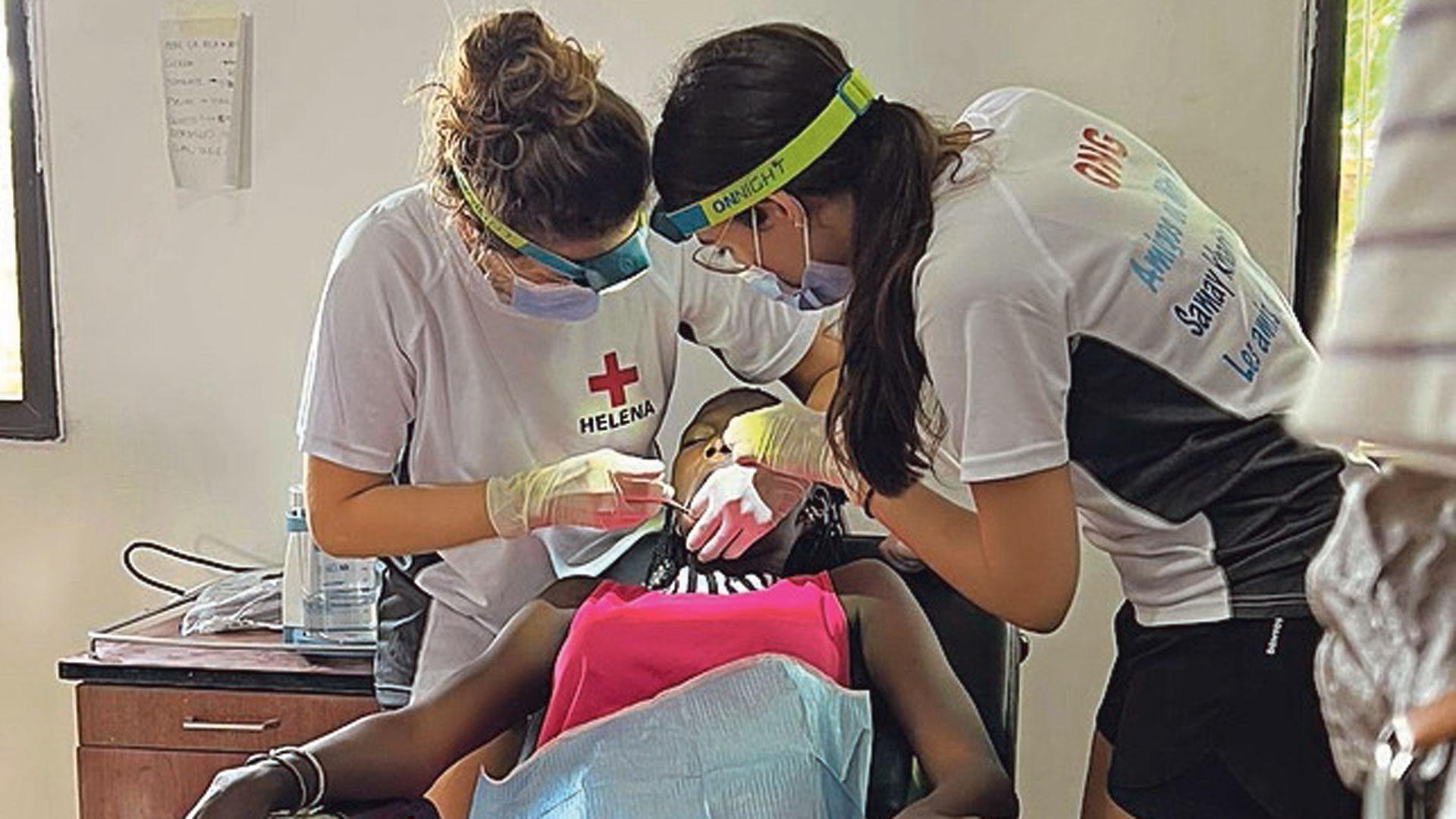 Las dentistas Helena Jiménez y Amaya Bienzobas atienden a una paciente