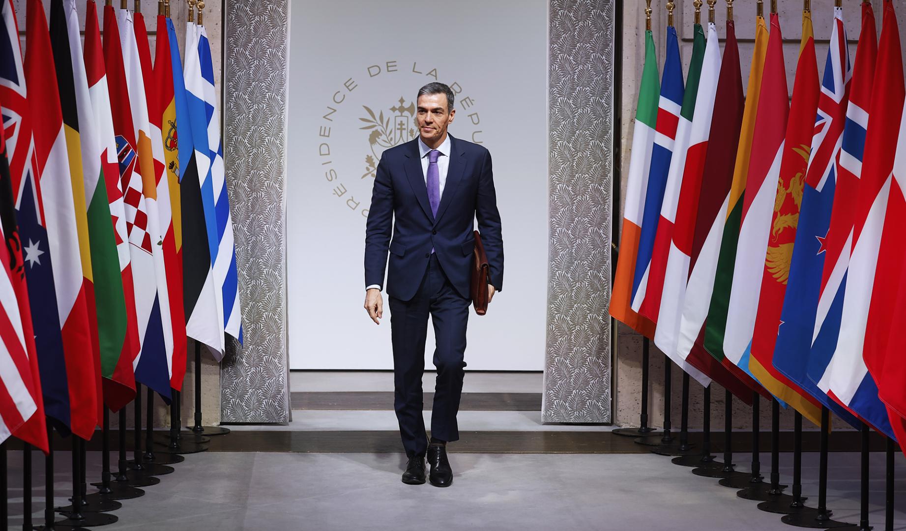 El presidente Pedro Sánchez se dirige a dar la rueda de prensa tras la reunión de la Coalición de Voluntarios por Ucrania celebrada en el Palacio Elíseo de París